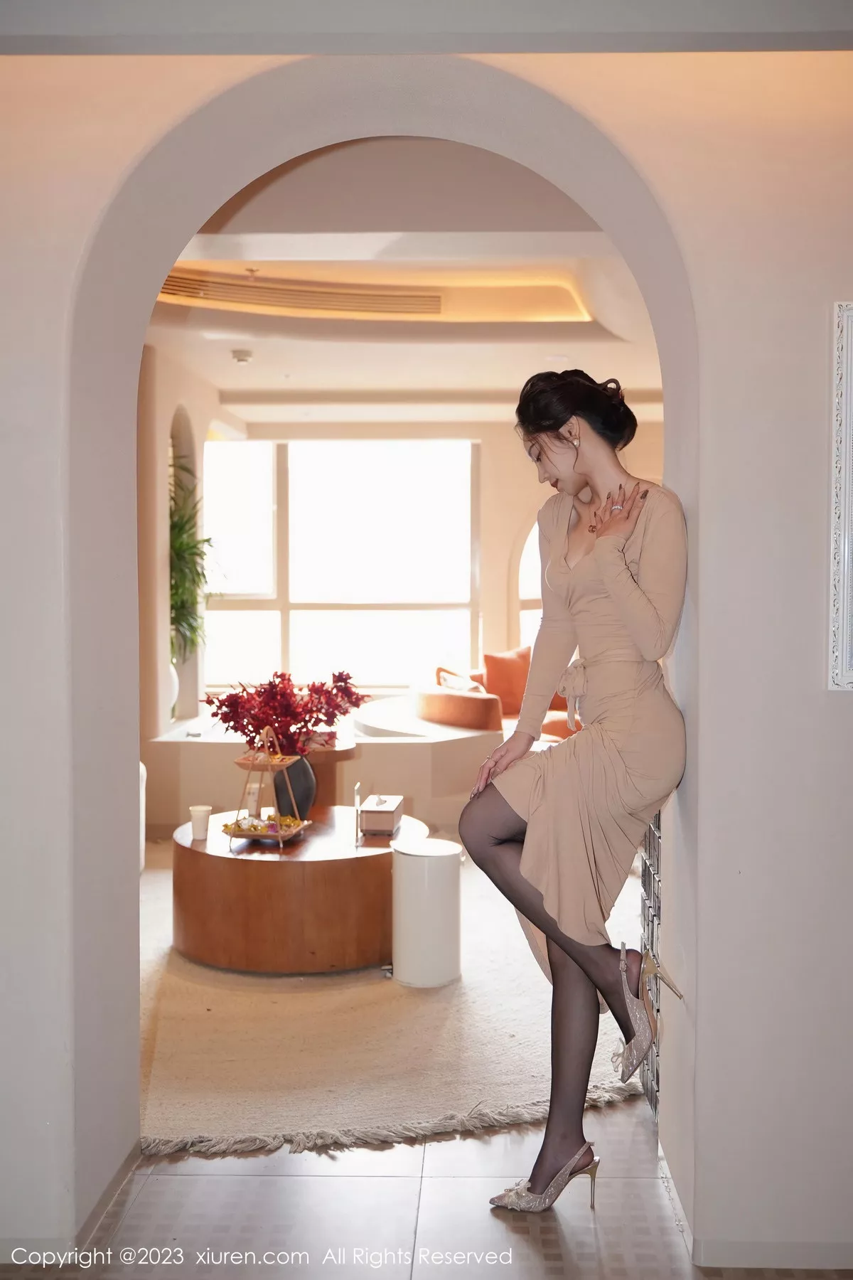 秀人集.com_[XiuRen秀人网]No.7775_模特苏曼兮私房性感杏色礼裙配超薄黑丝秀翘臀美腿撩人诱惑写真67P