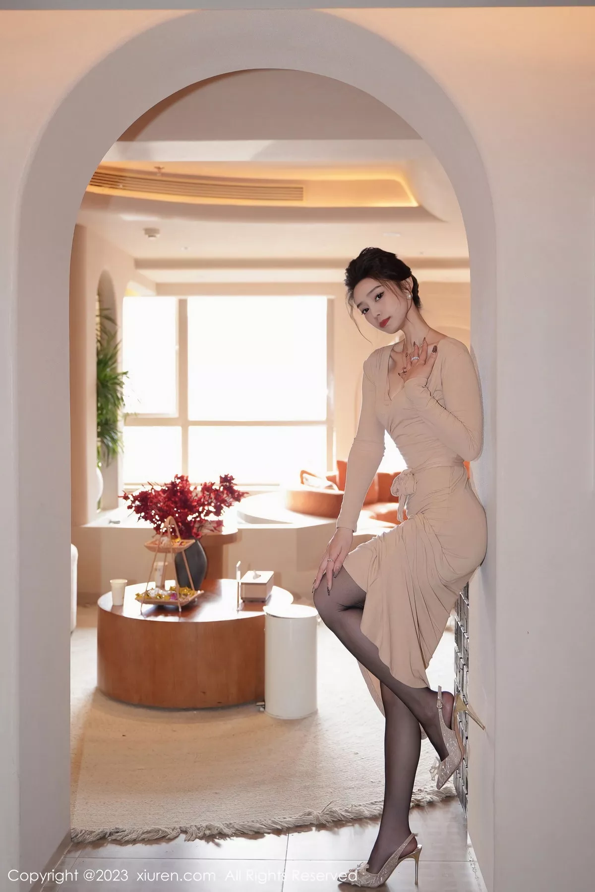 秀人集.com_[XiuRen秀人网]No.7775_模特苏曼兮私房性感杏色礼裙配超薄黑丝秀翘臀美腿撩人诱惑写真67P