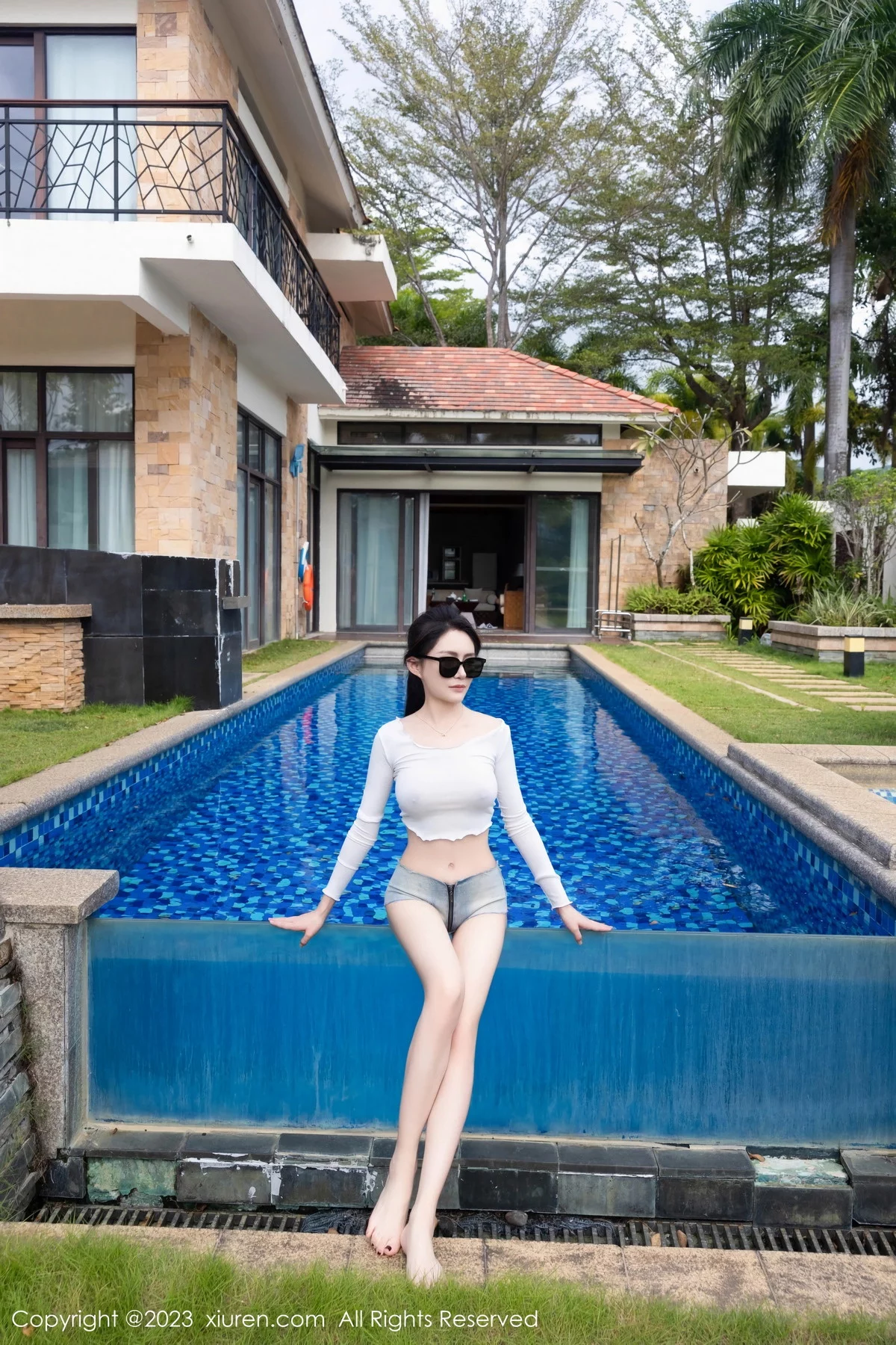 秀人集.com_[XiuRen秀人网]No.7791_模特唐宁宁性感白上衣配牛仔短裤半脱秀惹火身材撩人诱惑写真76P