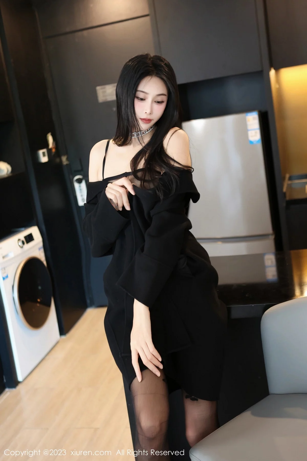 秀人集.com_[XiuRen秀人网]No.7797_模特草莓mm脱黑色外套露黑色薄纱内衣配超薄黑丝极致魅惑写真70P