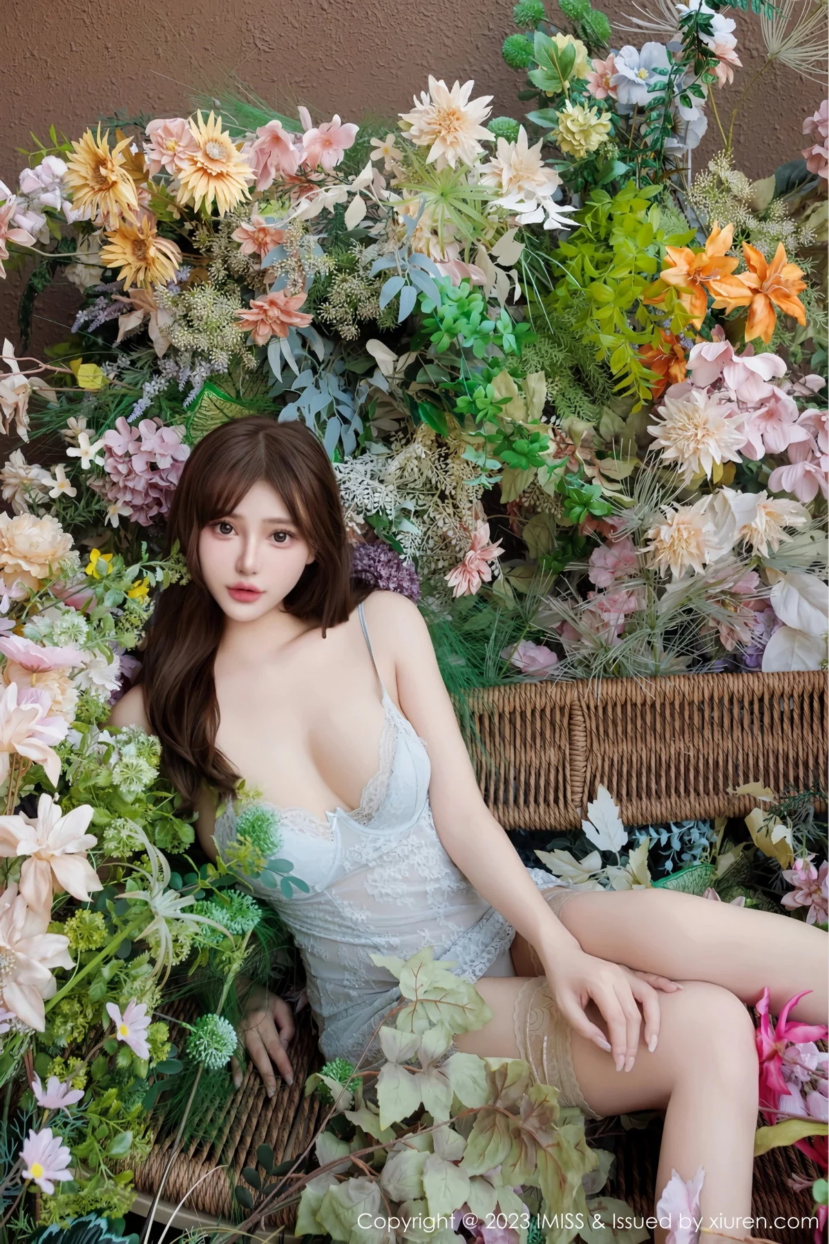 秀人集.com_[IMISS爱蜜社]Vol.762_女神Lavinia性感蕾丝吊带情趣睡裙配肉丝袜秀丰满身材诱惑写真30P