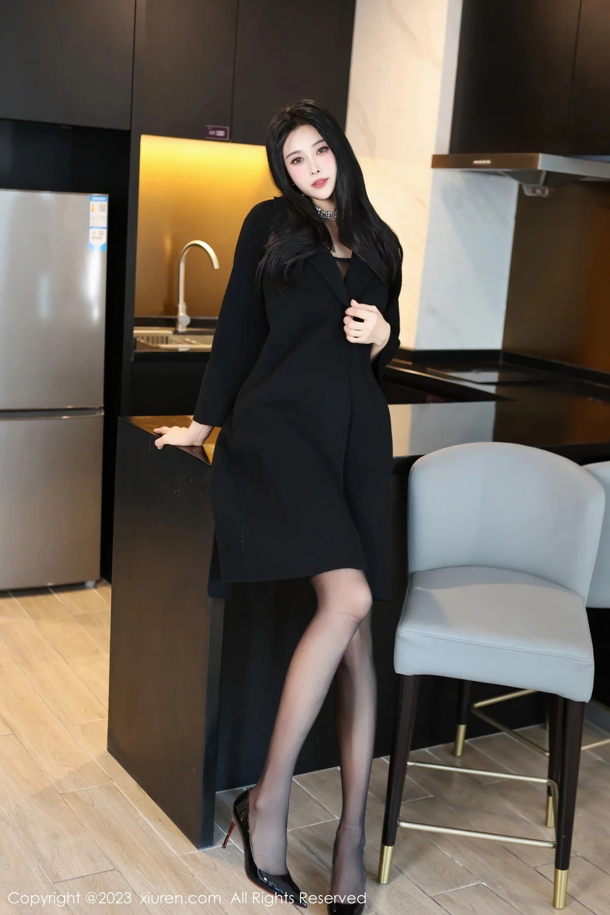 秀人集.com_[XiuRen秀人网]No.7797_模特草莓mm脱黑色外套露黑色薄纱内衣配超薄黑丝极致魅惑写真70P