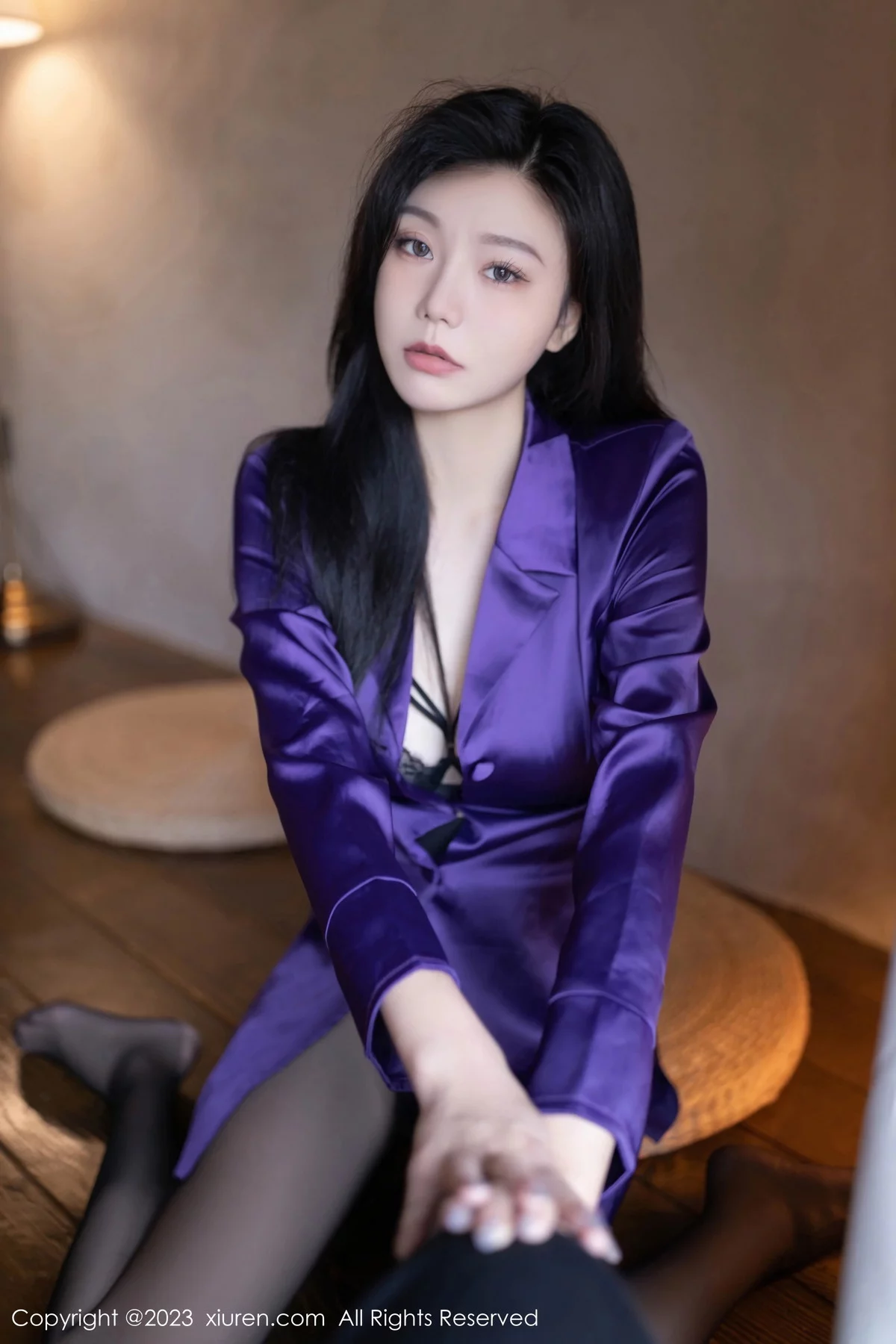 秀人集.com_[XiuRen秀人网]No.7798_模特安然anran紫色上衣露性感黑色蕾丝内衣配破烂黑丝诱惑写真77P