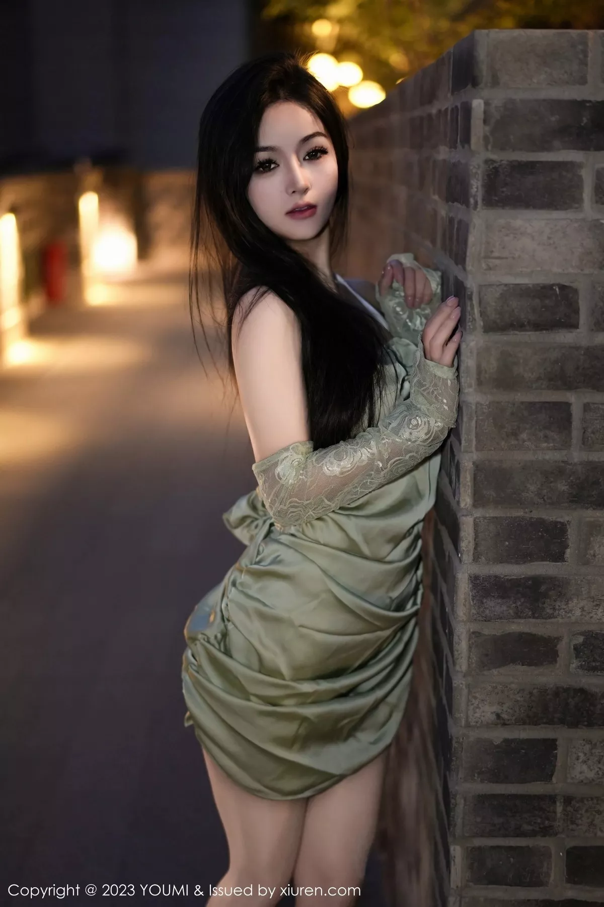 秀人集.com_[YouMi尤蜜荟]Vol.1006_模特谭小灵性感果绿连衣裙露白色蕾丝内衣秀惹火身段诱惑写真77P