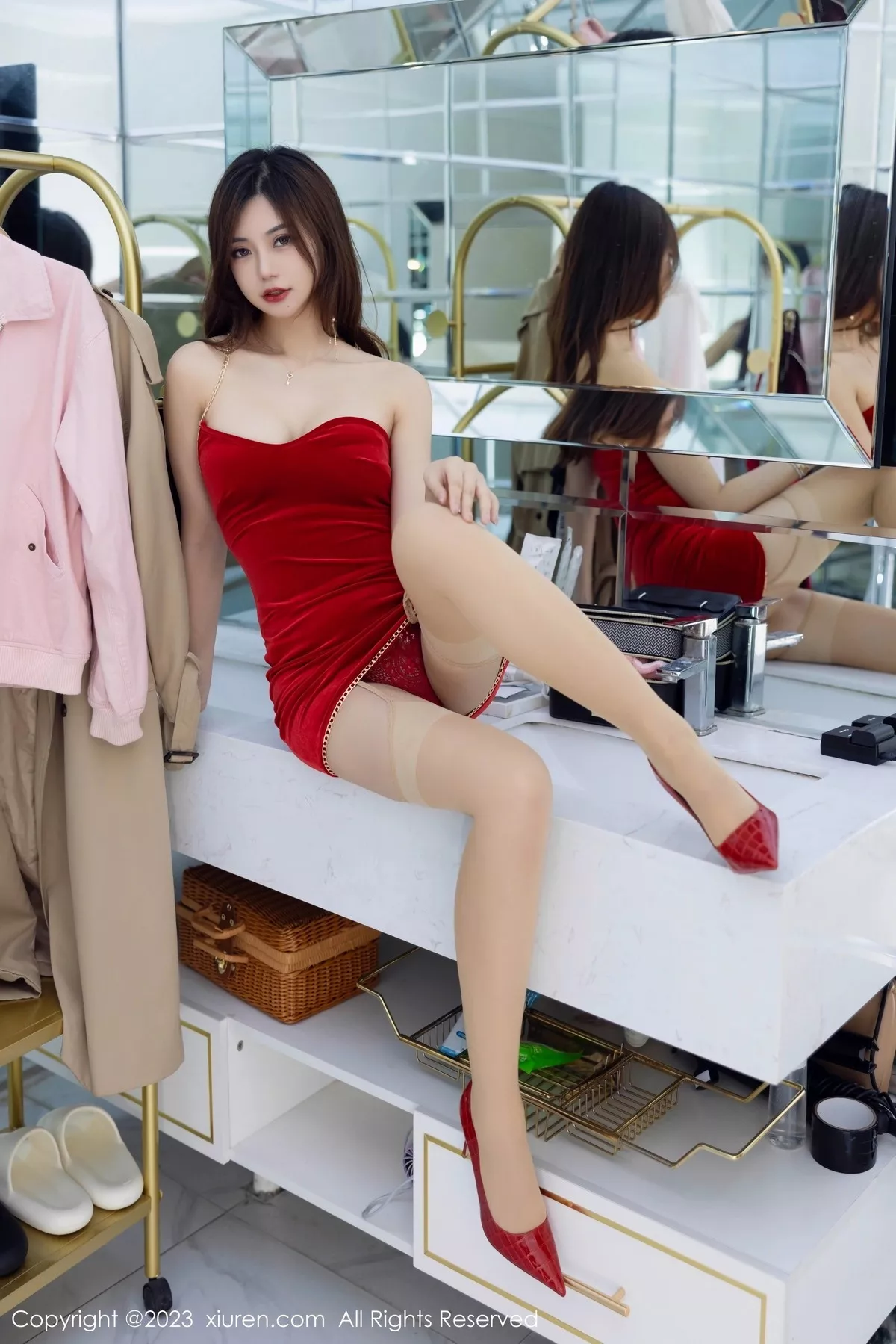 秀人集.com_[XiuRen秀人网]No.7715_女神绮里嘉ula性感红色露肩短裙配肉丝吊袜秀曼妙身姿诱惑写真109P