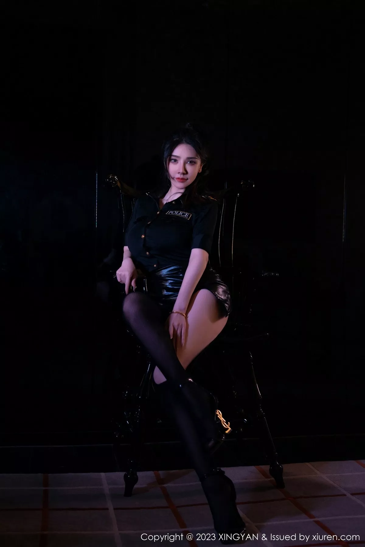 秀人集.com_[XINGYAN星颜社]VOL.218_模特潘娇娇性感黑色短裙制服配魅惑黑丝秀巨乳肥臀撩人诱惑写真75P