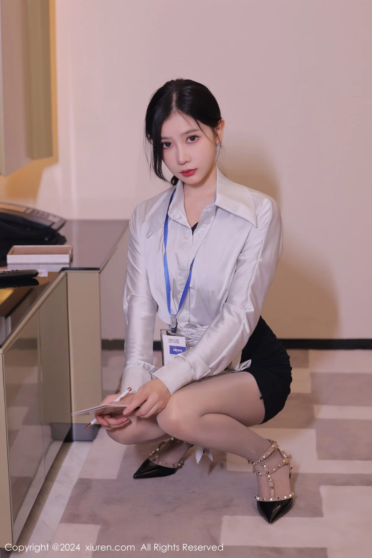 秀人集.com_[XiuRen秀人网]No.7926_模特尹甜甜浅色衬衫配黑短裙露性感内衣超薄灰丝秀翘臀诱惑写真72P