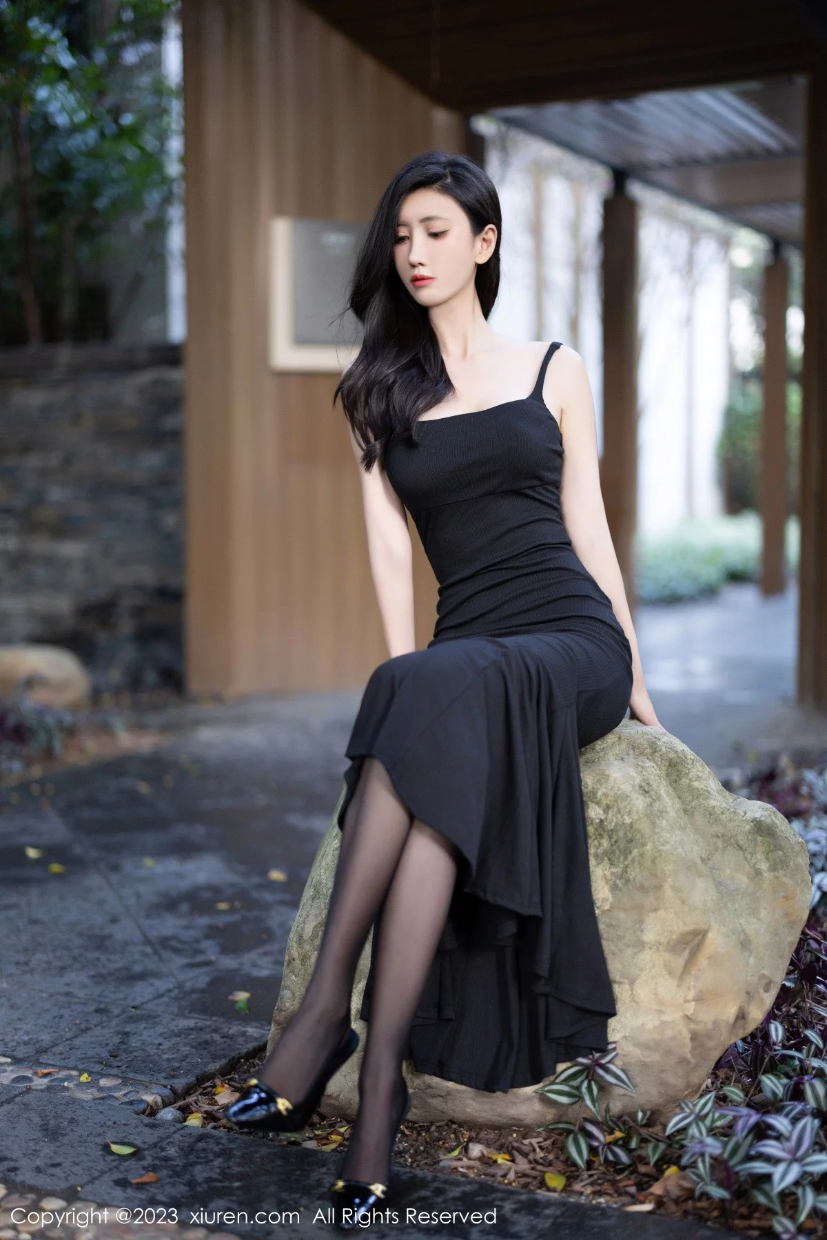 秀人集.com_[XiuRen秀人网]No.7830_模特章芃芃户外场景性感黑色吊带长裙配魅惑黑丝秀美腿诱惑写真80P