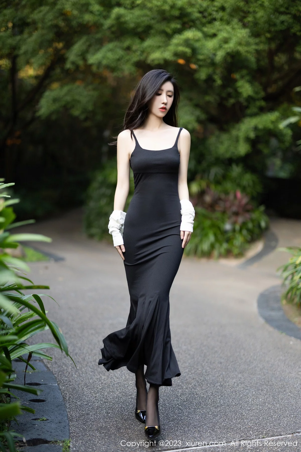 秀人集.com_[XiuRen秀人网]No.7830_模特章芃芃户外场景性感黑色吊带长裙配魅惑黑丝秀美腿诱惑写真80P