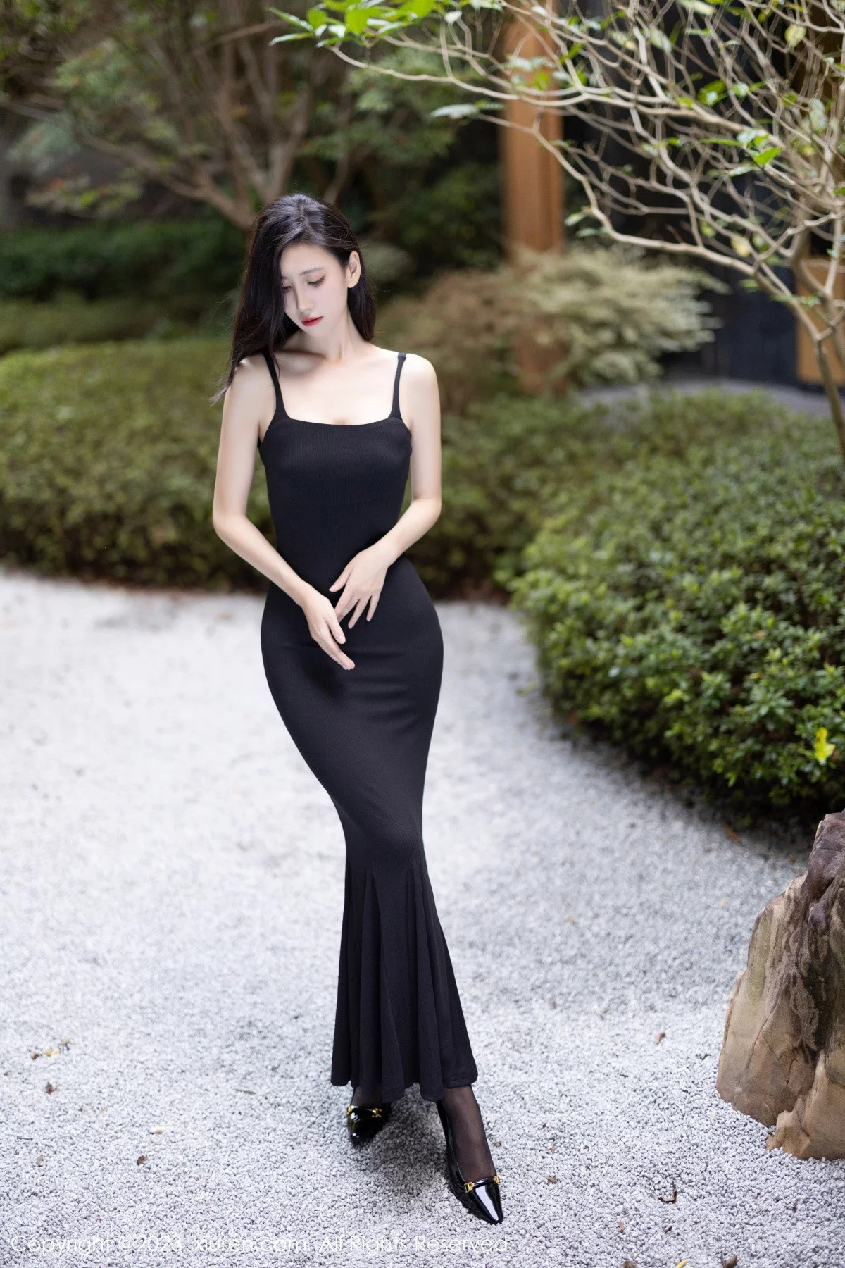 秀人集.com_[XiuRen秀人网]No.7830_模特章芃芃户外场景性感黑色吊带长裙配魅惑黑丝秀美腿诱惑写真80P