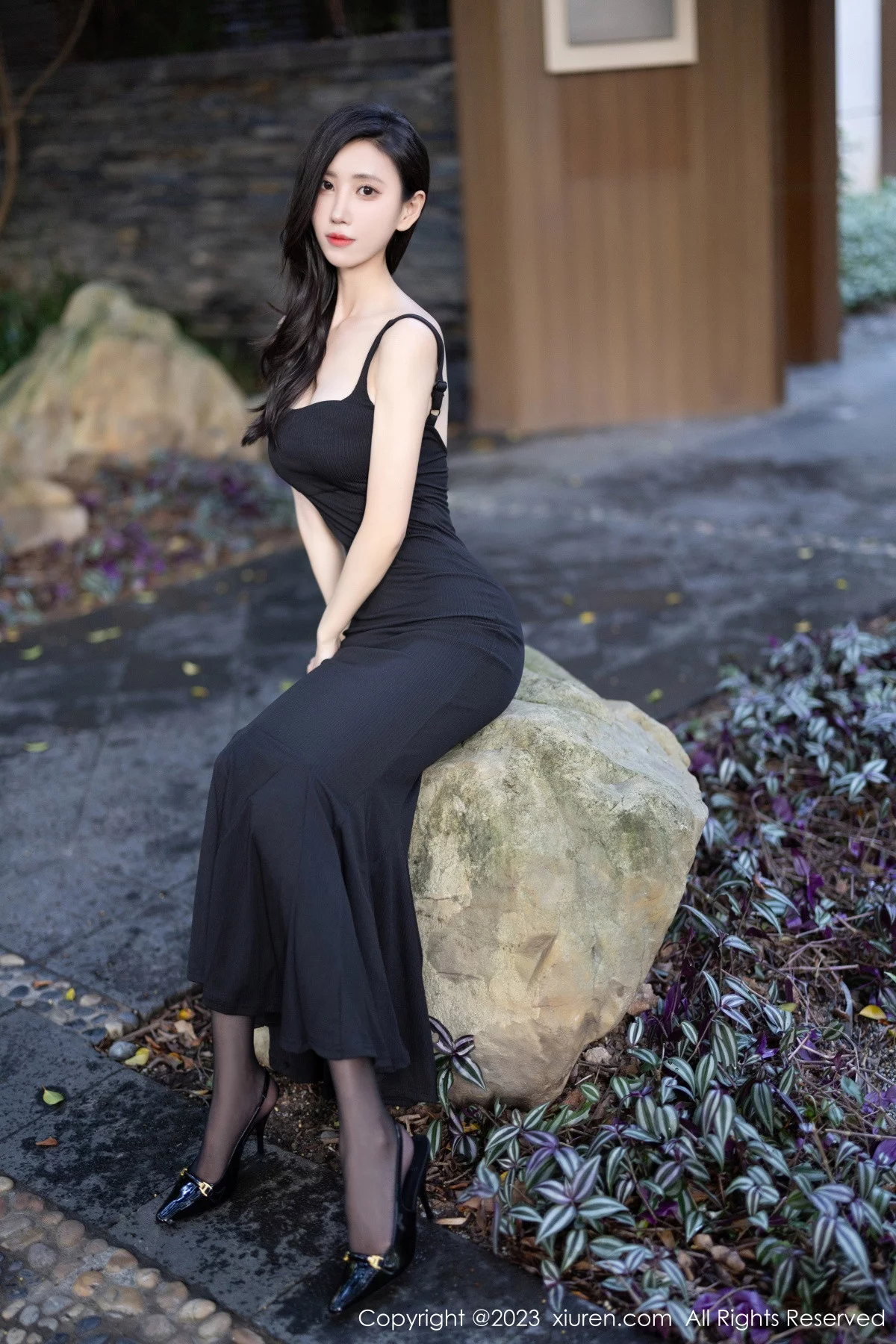 秀人集.com_[XiuRen秀人网]No.7830_模特章芃芃户外场景性感黑色吊带长裙配魅惑黑丝秀美腿诱惑写真80P