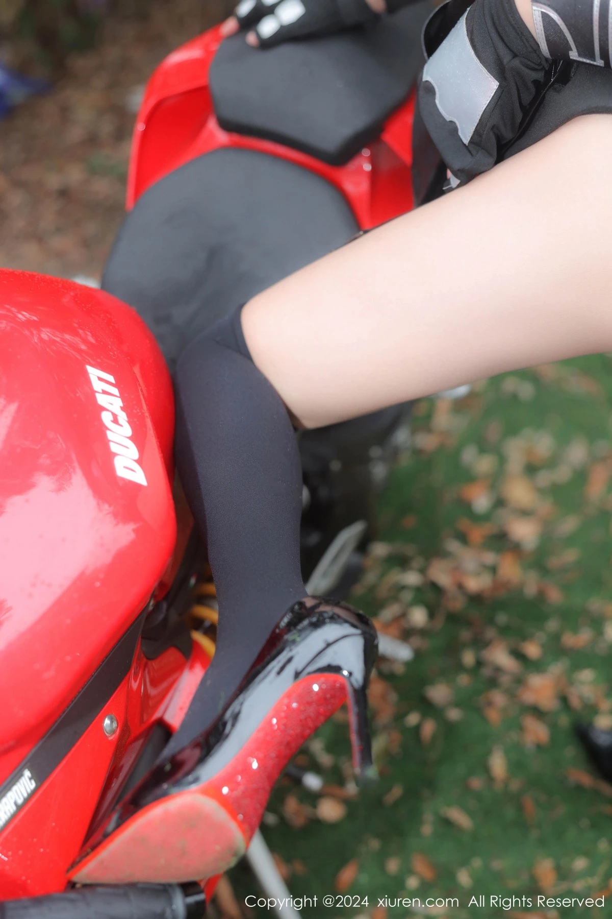 秀人集.com_[XiuRen秀人网]No.7969_模特小薯条nienie摩托女郎角色白上衣配黑短裙秀丰满身材诱惑写真69P