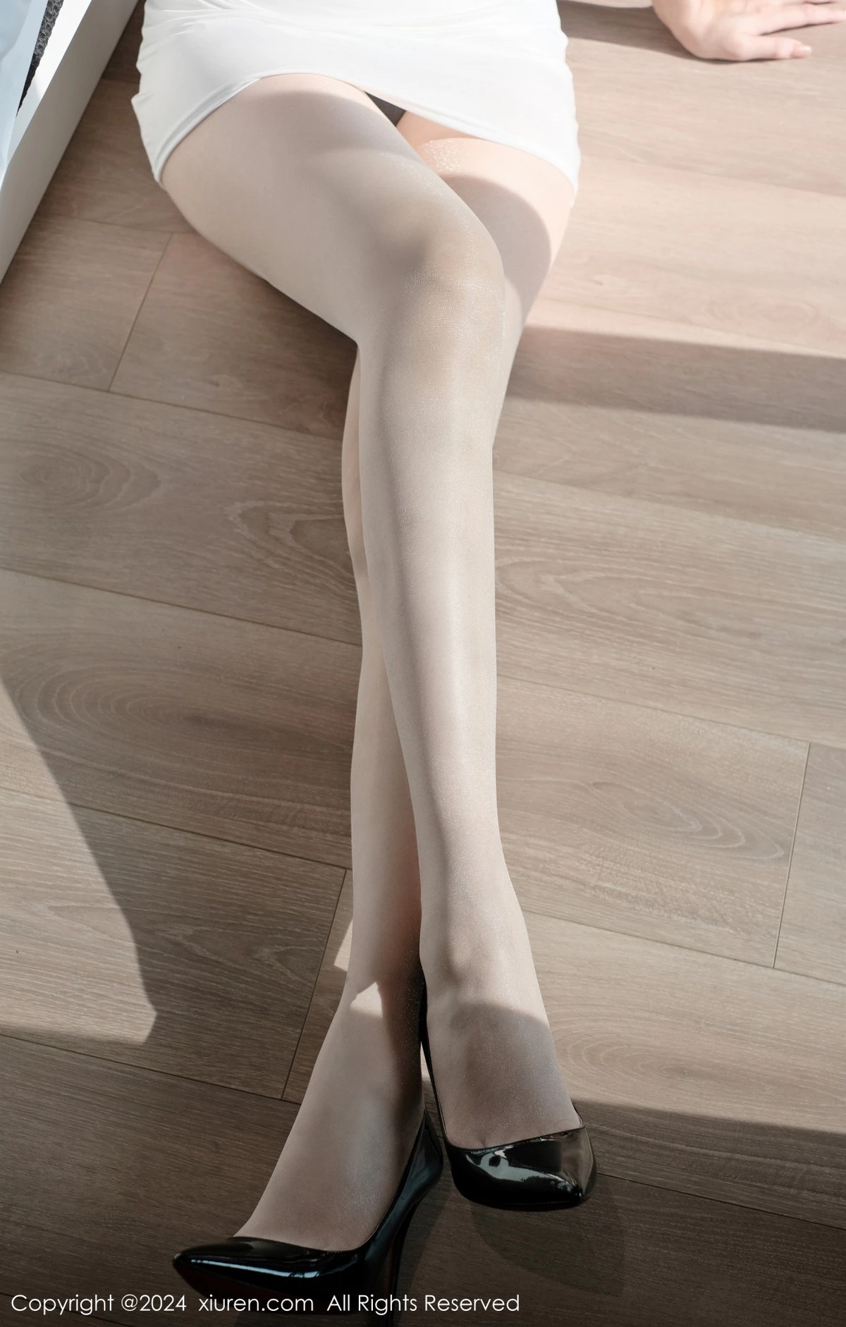 秀人集.com_[XiuRen秀人网]No.7966_模特女神Lavinia肉性感黑色薄纱衣配白短裙秀丰满身材诱惑写真40P