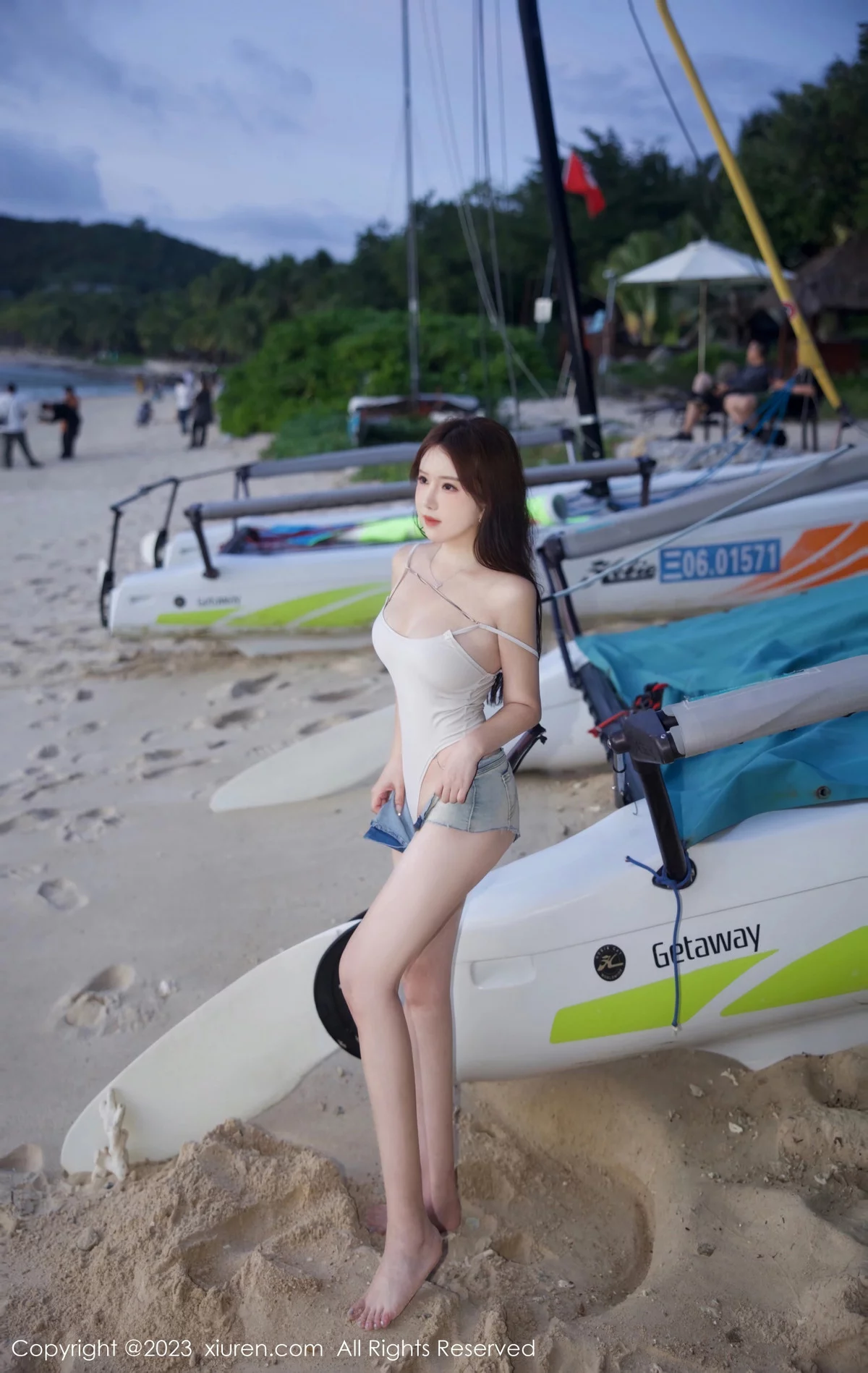 秀人集.com_[XiuRen秀人网]No.7866_模特小薯条nienie沙滩场所性感浅灰色连体衣秀曼妙身姿诱惑写真72P