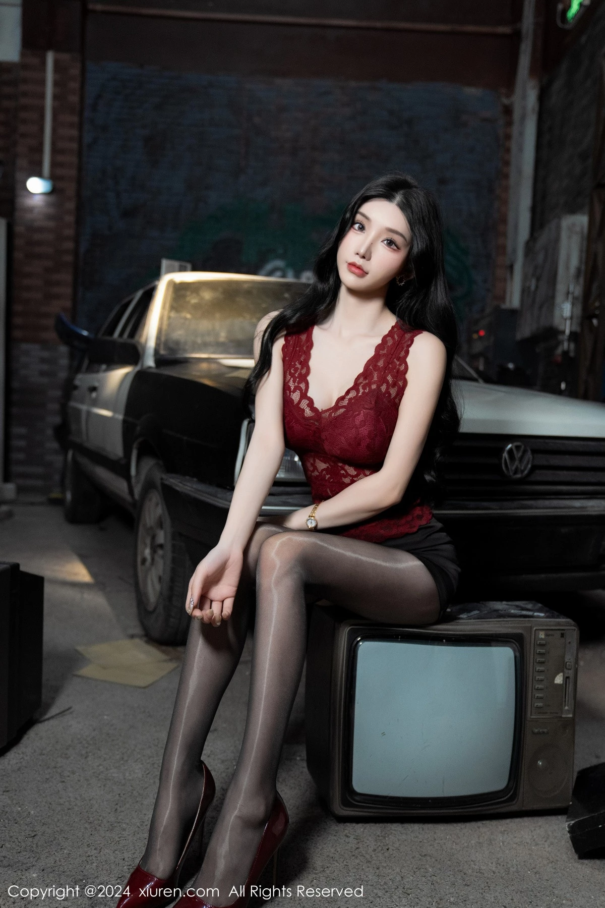 秀人集.com_[XiuRen秀人网]No.7993_女神周于希Sally红色上衣配黑短裙露闪亮开档黑丝撩人诱惑写真83P