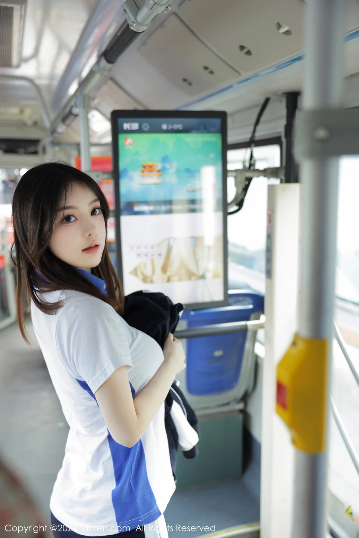 秀人集.com_[XiuRen秀人网]No.7994_模特豆瓣酱公交车场景学妹制服露开档黑丝秀丰腴身材诱惑写真84P