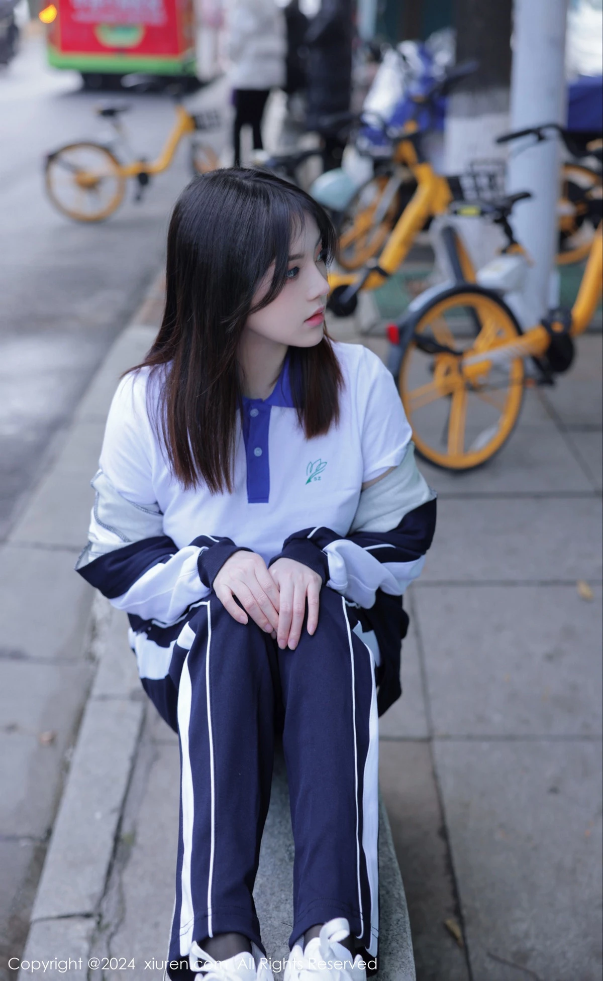 秀人集.com_[XiuRen秀人网]No.7994_模特豆瓣酱公交车场景学妹制服露开档黑丝秀丰腴身材诱惑写真84P