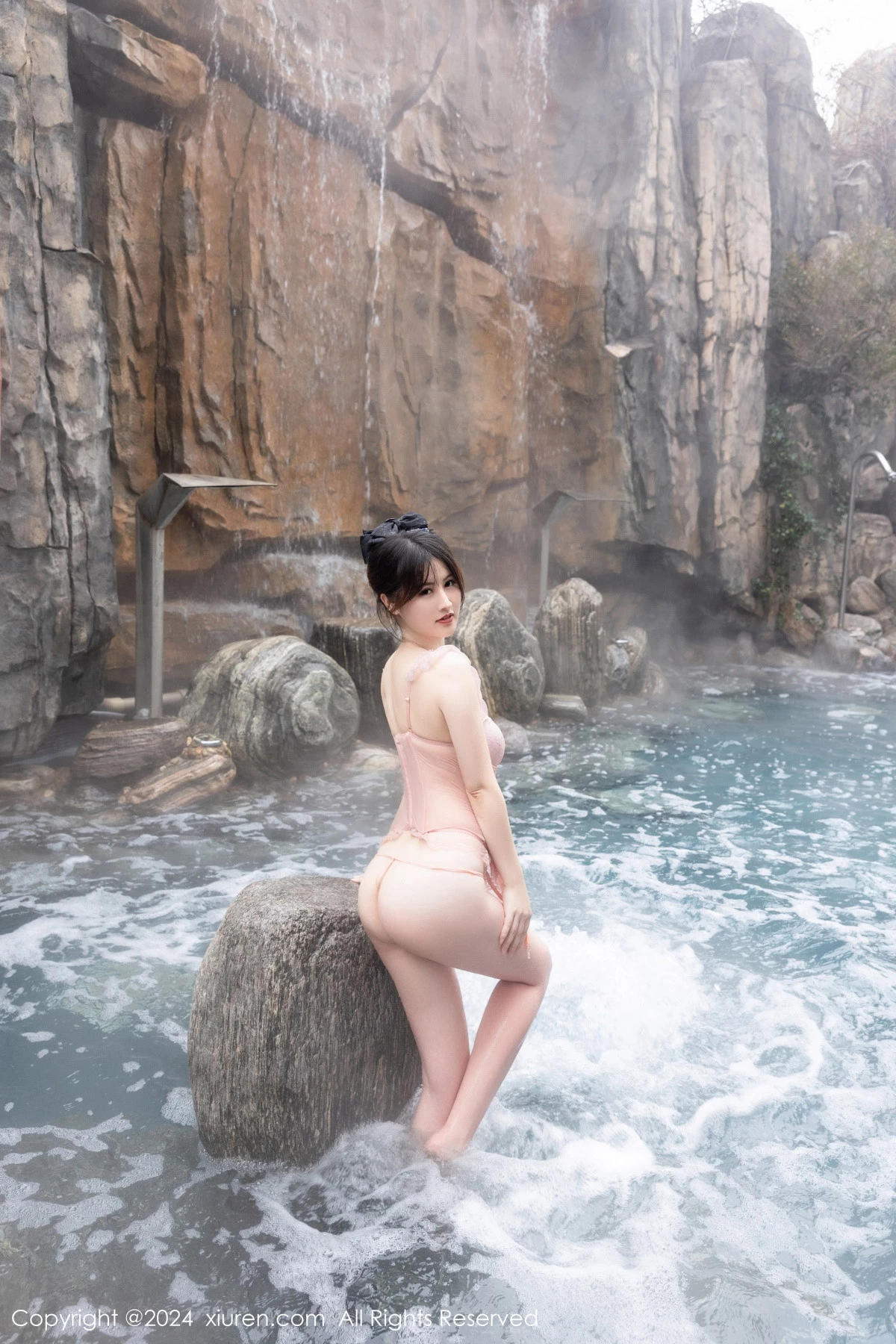 秀人集.com_[XiuRen秀人网]No.8039_模特诗诗kiki溪边场景+浴室性感粉色情趣短裙秀惹火身材诱惑写真84P