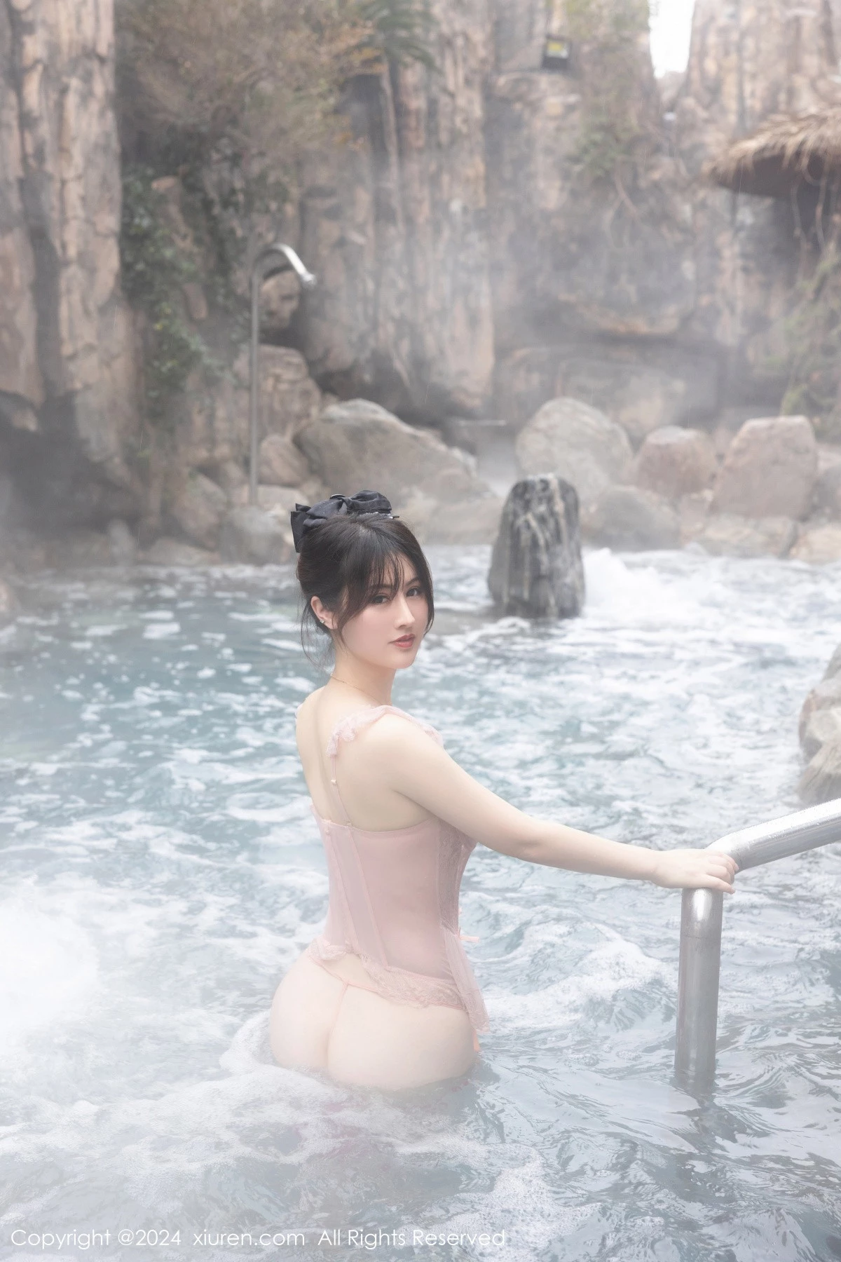 秀人集.com_[XiuRen秀人网]No.8039_模特诗诗kiki溪边场景+浴室性感粉色情趣短裙秀惹火身材诱惑写真84P