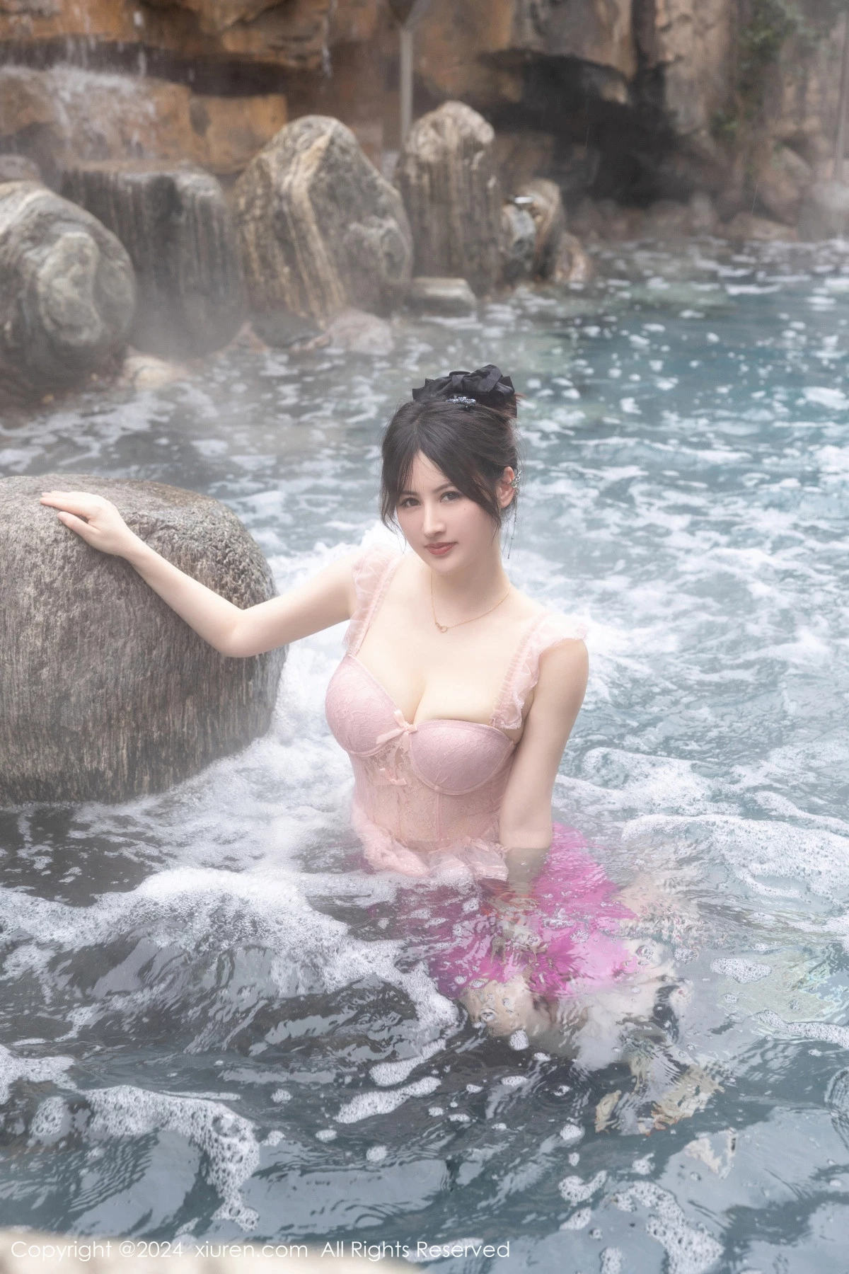 秀人集.com_[XiuRen秀人网]No.8039_模特诗诗kiki溪边场景+浴室性感粉色情趣短裙秀惹火身材诱惑写真84P