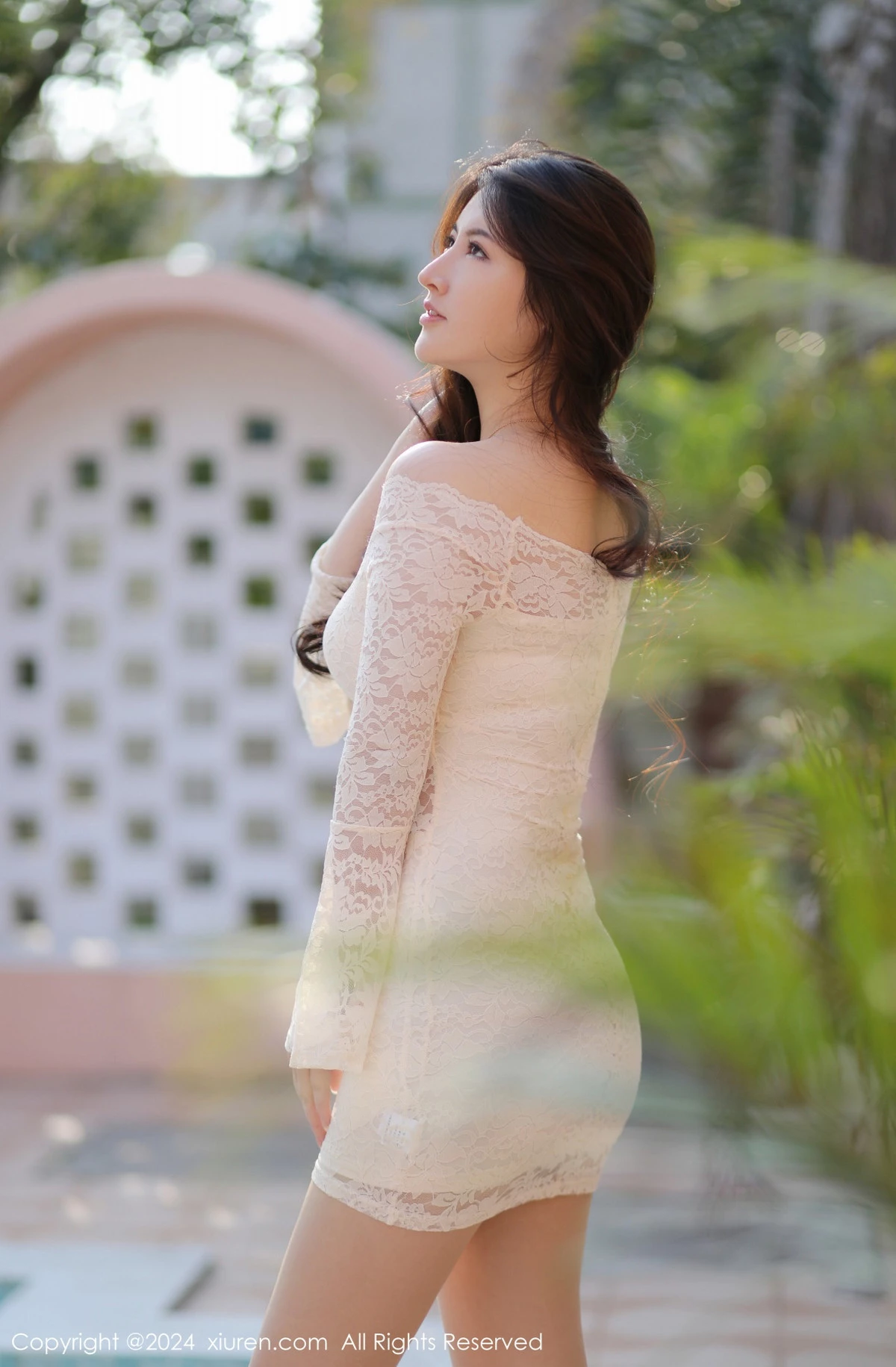秀人集.com_[XiuRen秀人网]No.8000_模特诗诗kiki性感白色露肩连衣裙配超薄肉丝秀惹火身材诱惑写真70P