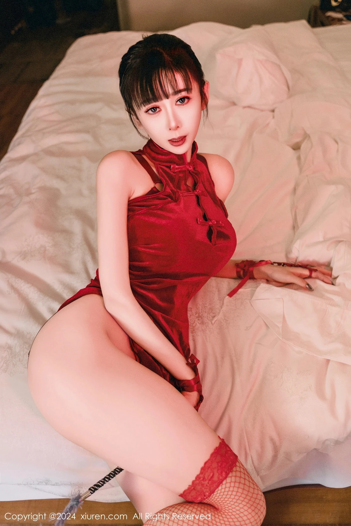 秀人集.com_[XiuRen秀人网]No.8047_新人模特宝宝甜性感红色旗袍露红色情趣内衣配红丝袜诱惑写真64P