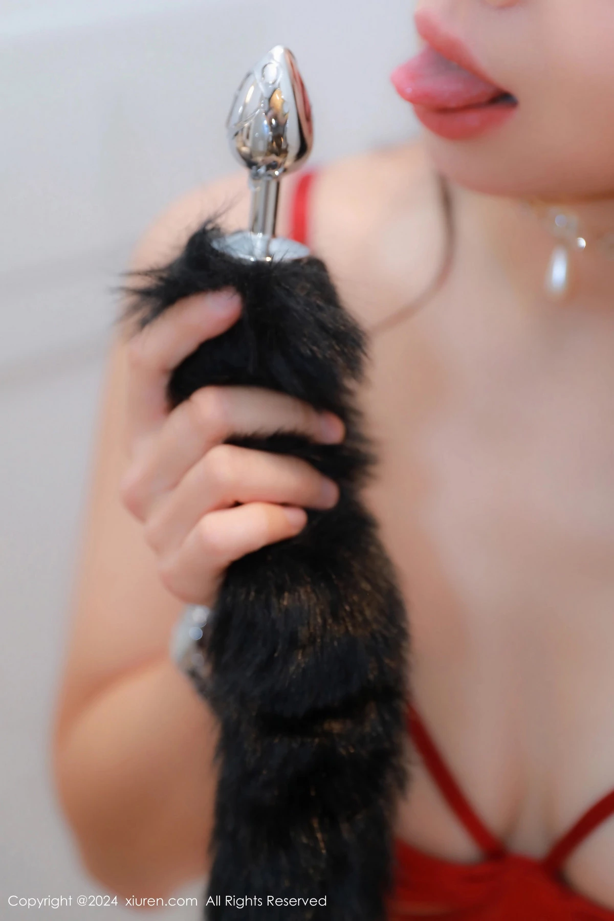 秀人集.com_[XiuRen秀人网]No.8061_模特大美妞儿性感红色内衣情趣服饰配灰丝袜秀完美身材诱惑写真73P