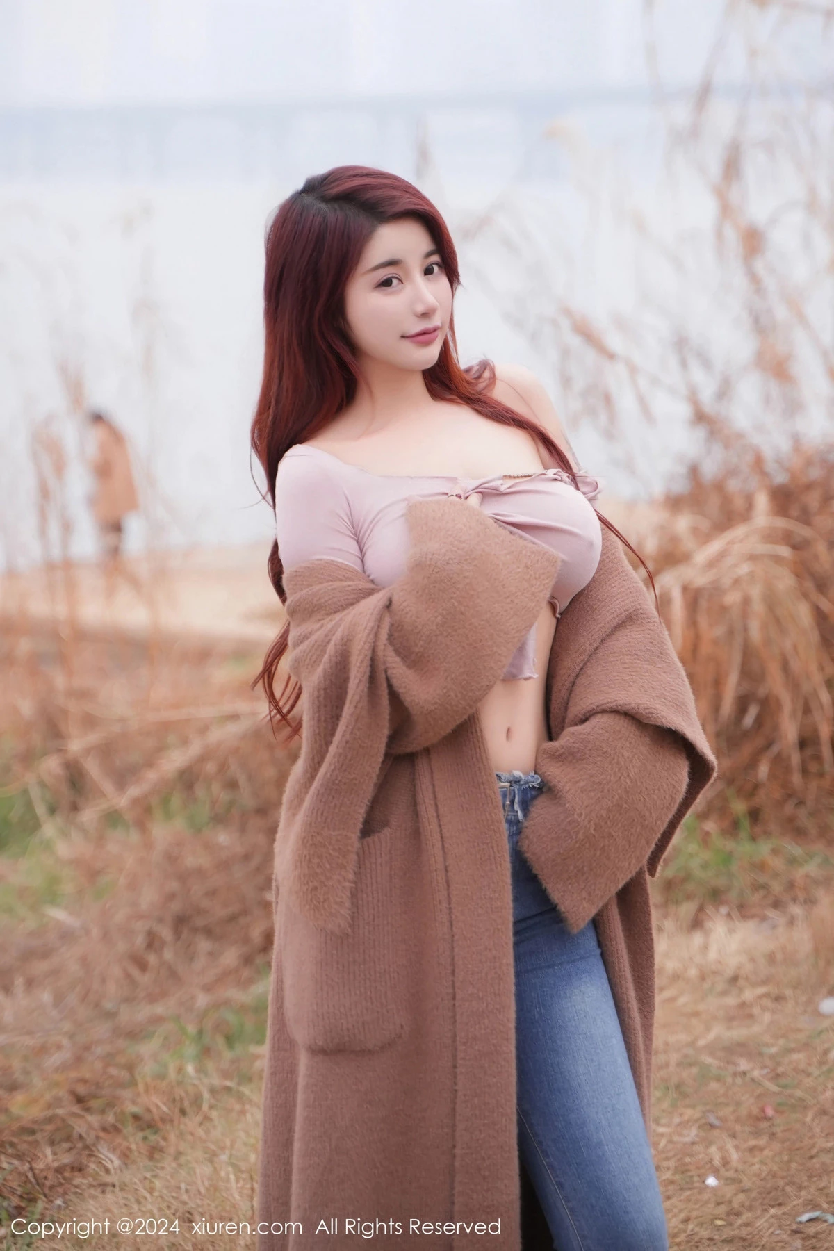 秀人集.com_[XiuRen秀人网]No.8076_模特美七Mia户外性感粉色上衣配牛仔裤秀丰腴有致身材诱惑写真82P