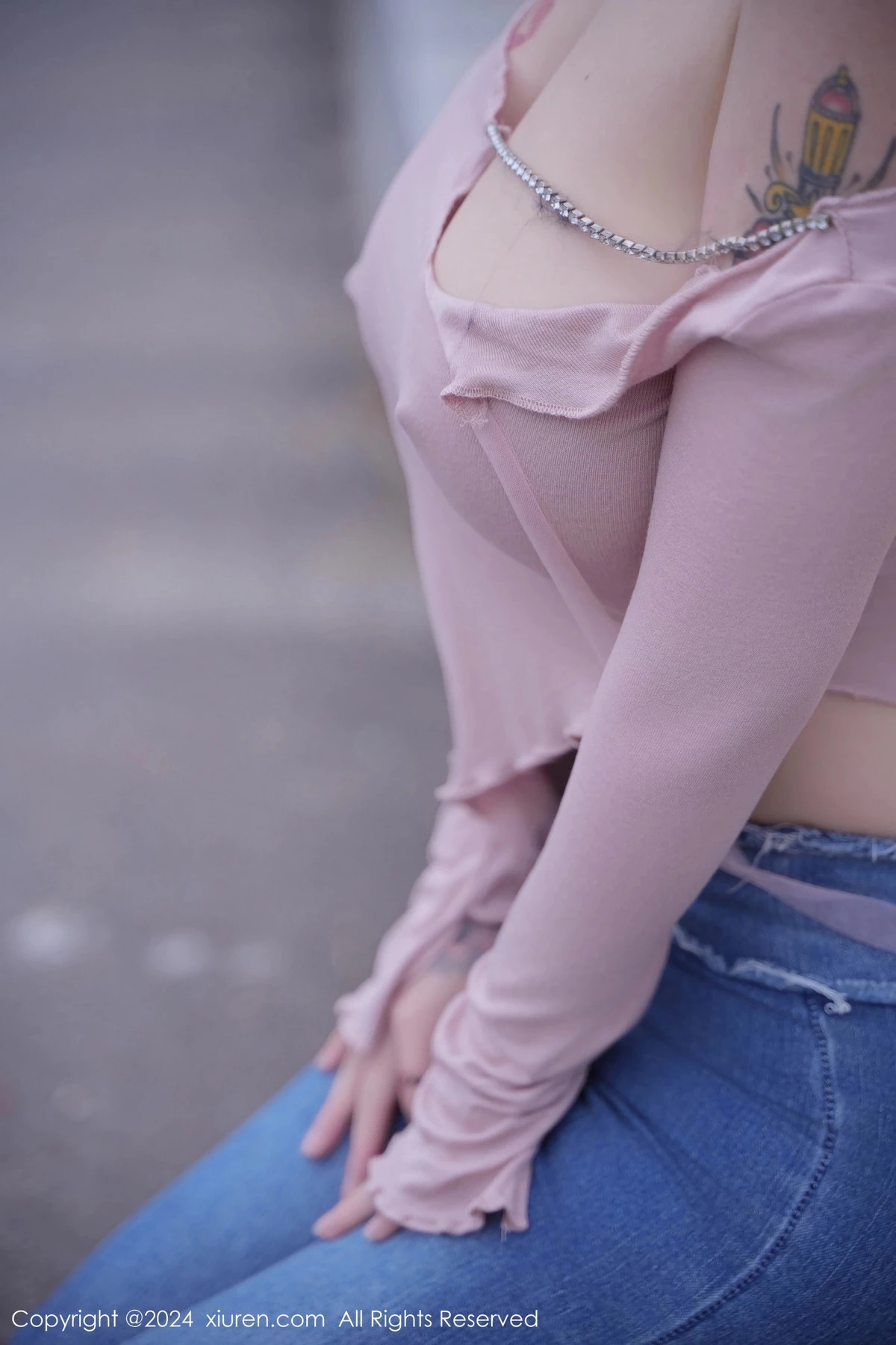 秀人集.com_[XiuRen秀人网]No.8076_模特美七Mia户外性感粉色上衣配牛仔裤秀丰腴有致身材诱惑写真82P