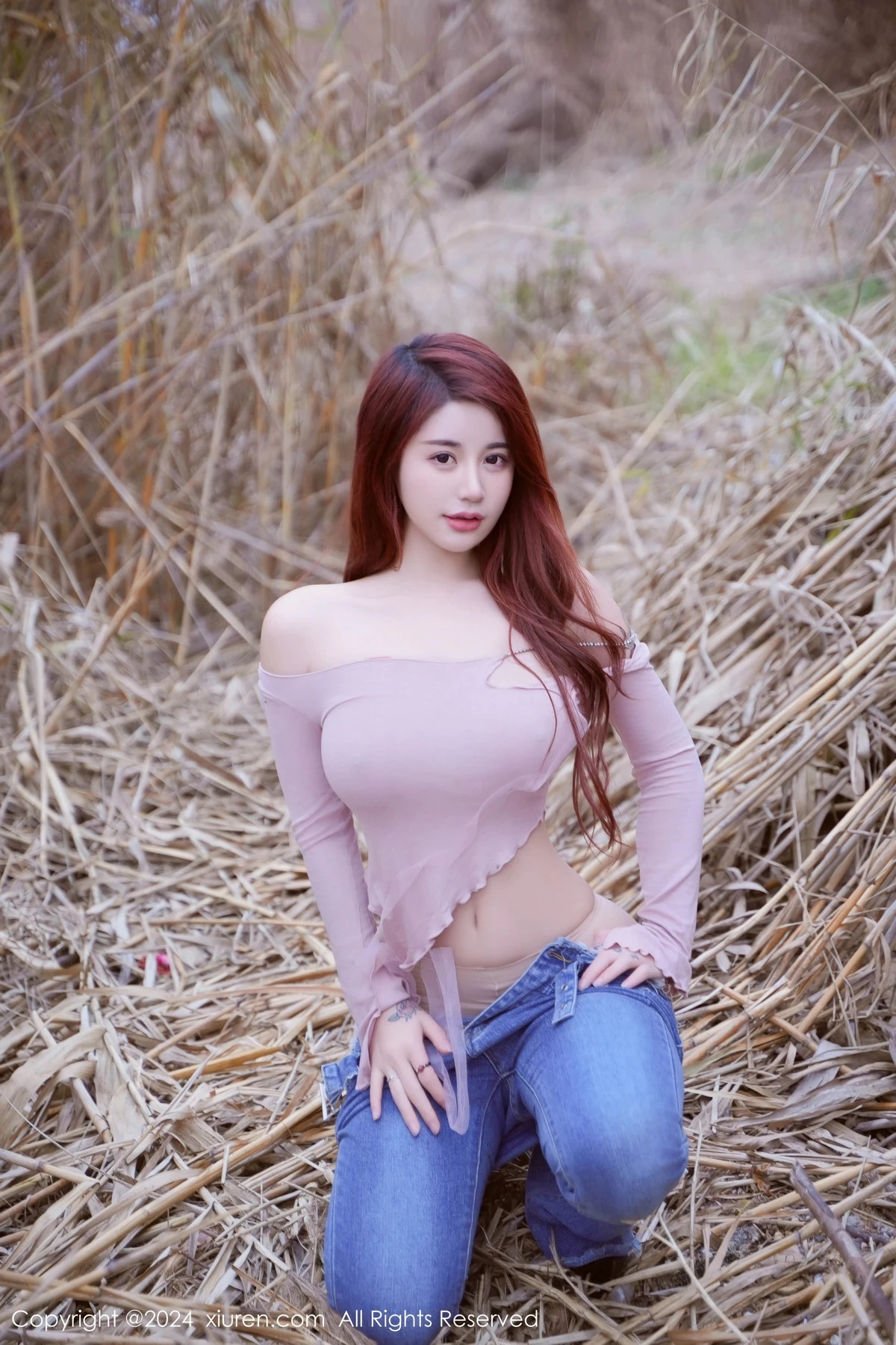 秀人集.com_[XiuRen秀人网]No.8076_模特美七Mia户外性感粉色上衣配牛仔裤秀丰腴有致身材诱惑写真82P