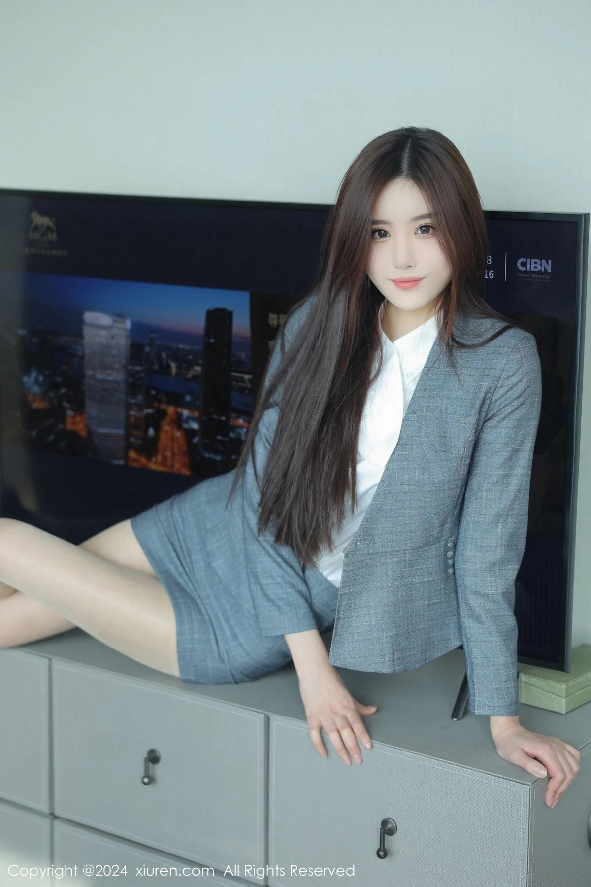 秀人集.com_[XiuRen秀人网]No.8081_新人模特晚苏susu性感白T配灰短裙露黑色蕾丝内衣迷人诱惑写真50P