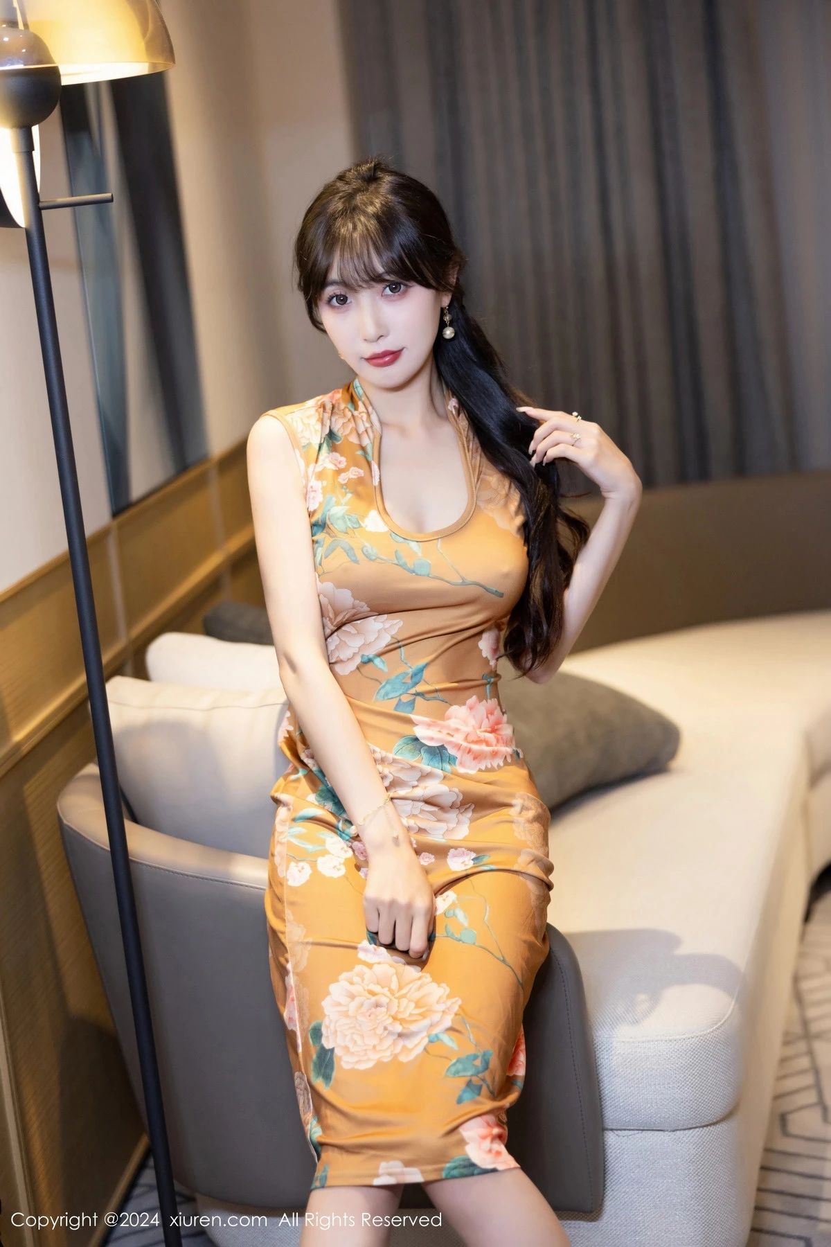 秀人集.com_[XiuRen秀人网]No.8084_模特林星阑性感土黄色带图案旗袍服饰半脱秀曼妙身姿诱惑写真83P