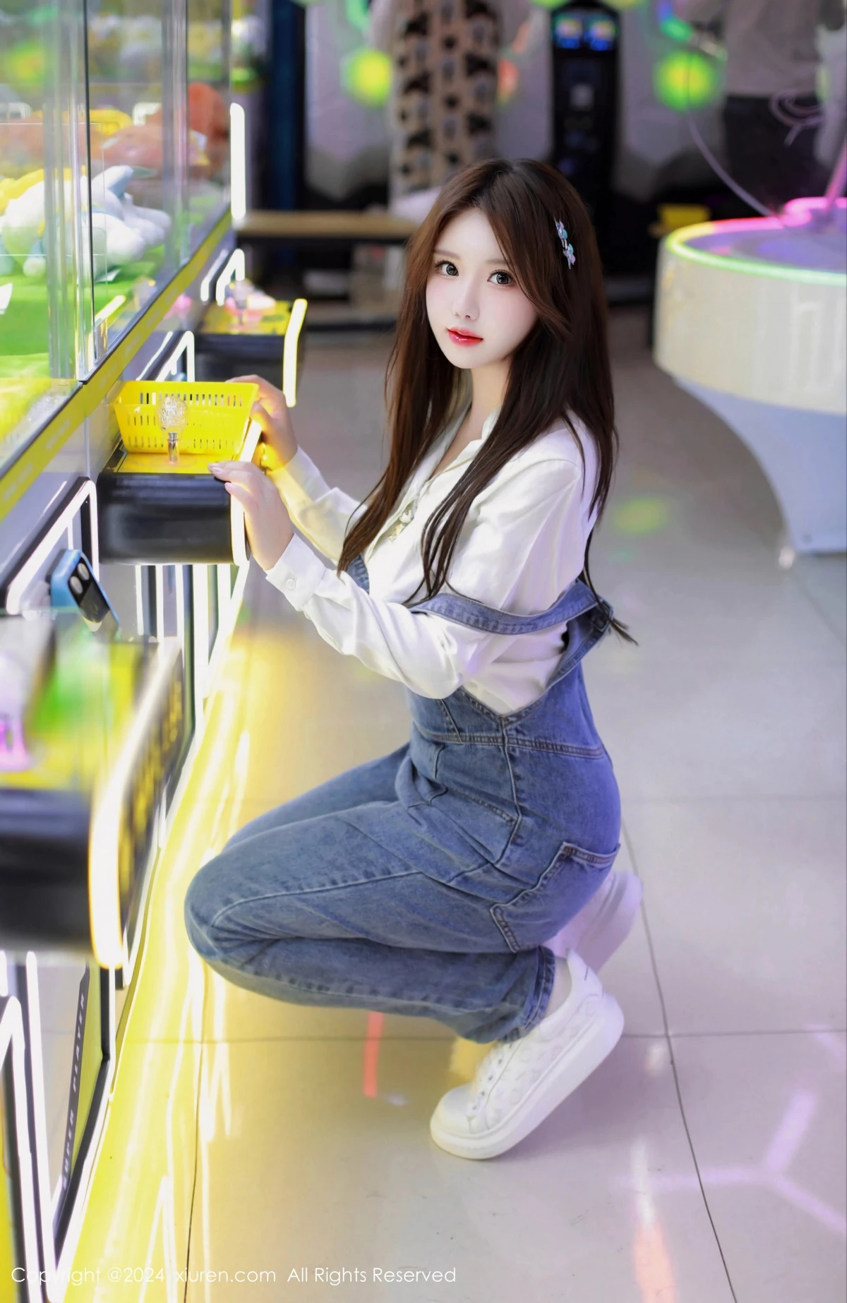 秀人集.com_[XiuRen秀人网]No.8087_模特小薯条nienie电玩店场景性感牛仔背带裤秀曼妙身姿诱惑写真81P