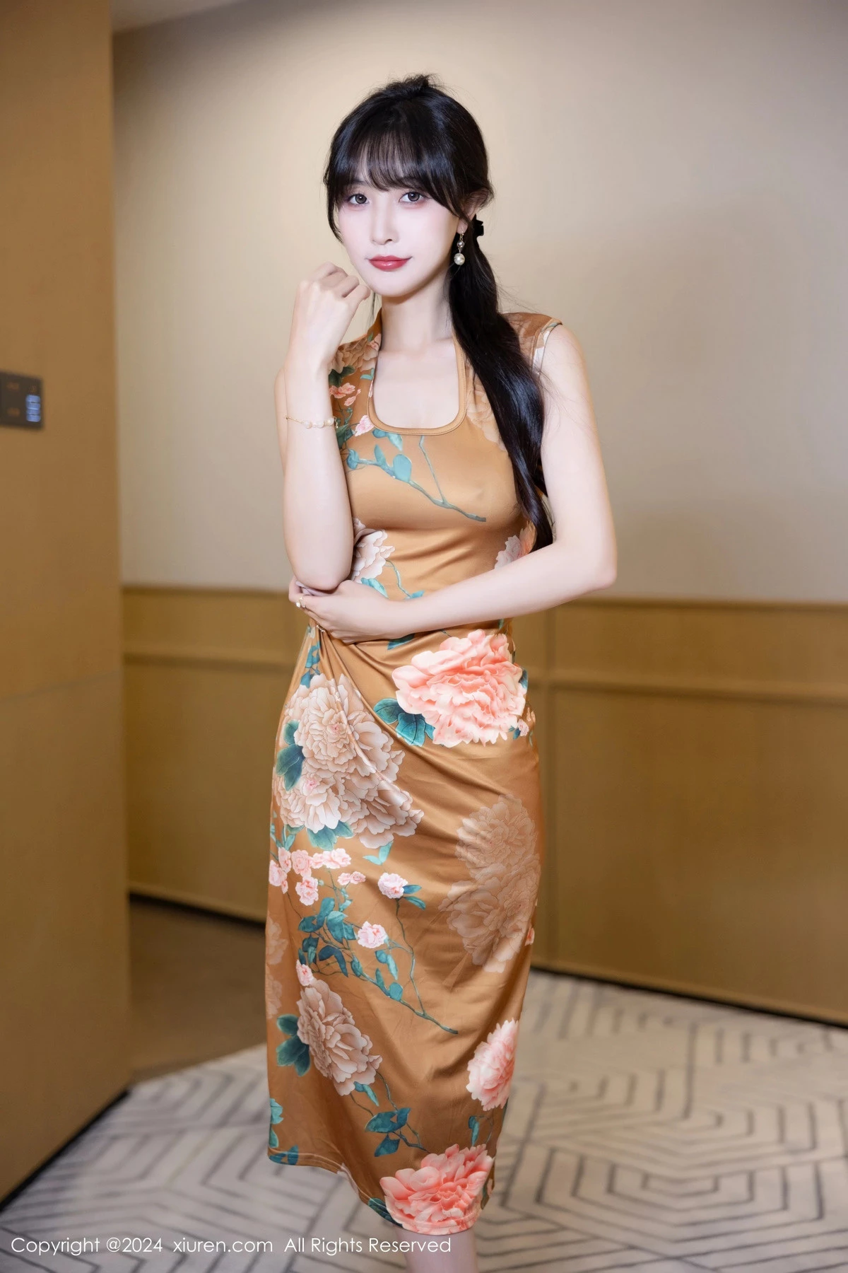 秀人集.com_[XiuRen秀人网]No.8084_模特林星阑性感土黄色带图案旗袍服饰半脱秀曼妙身姿诱惑写真83P