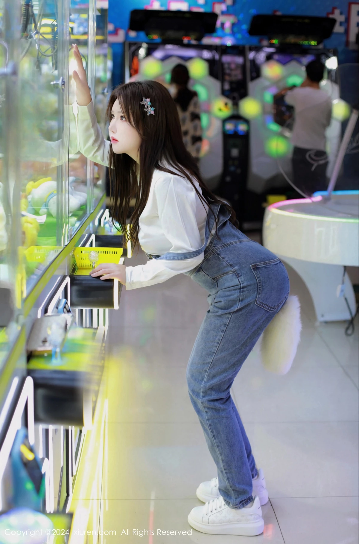 秀人集.com_[XiuRen秀人网]No.8087_模特小薯条nienie电玩店场景性感牛仔背带裤秀曼妙身姿诱惑写真81P