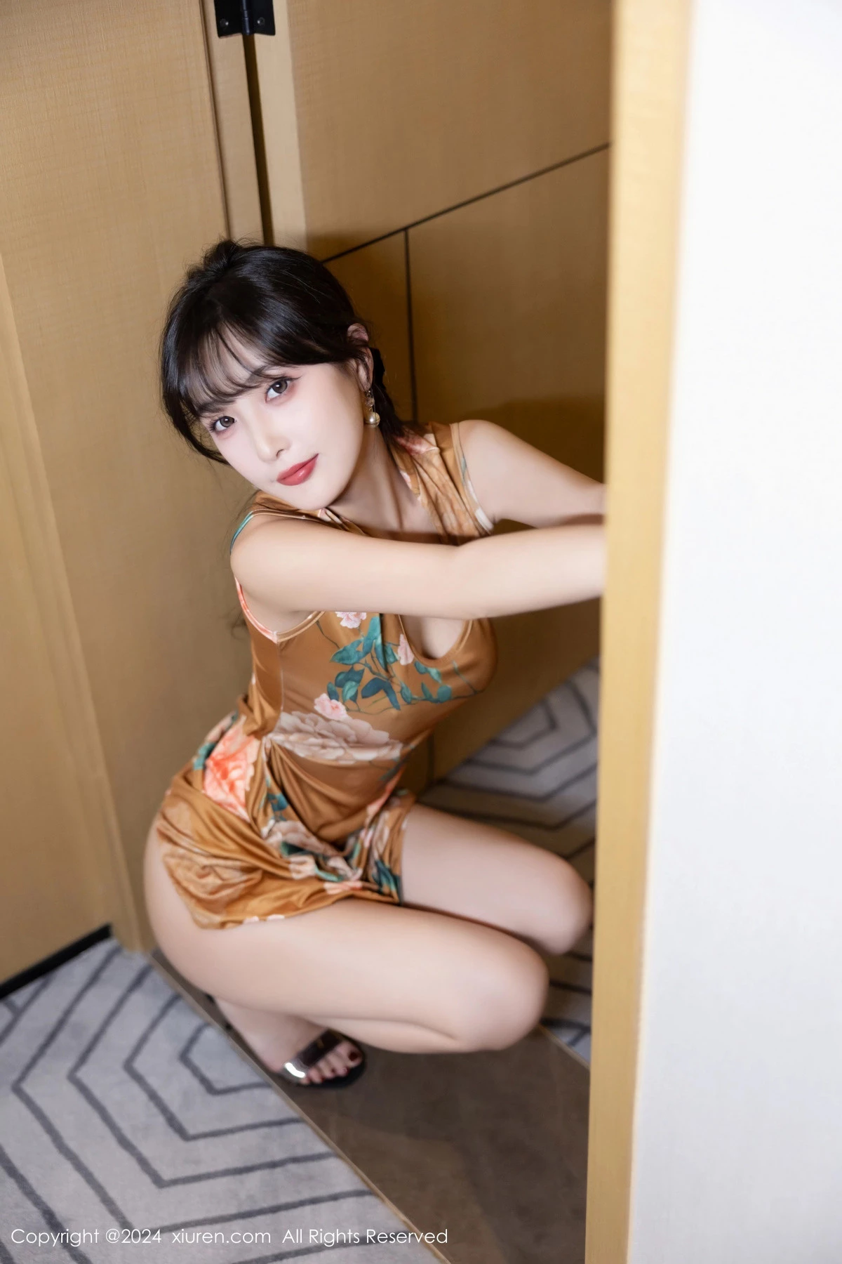 秀人集.com_[XiuRen秀人网]No.8084_模特林星阑性感土黄色带图案旗袍服饰半脱秀曼妙身姿诱惑写真83P