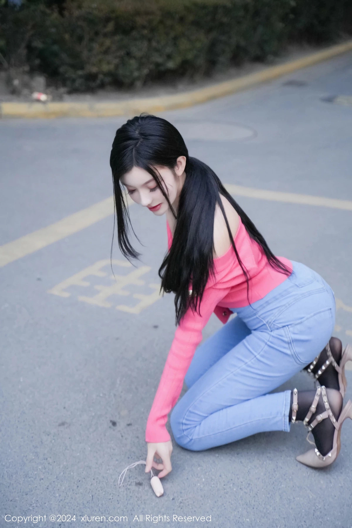 秀人集.com_[XiuRen秀人网]No.8091_新人模特龙雪儿脱牛仔裤露性感黑色内衣配开档黑丝极致魅惑写真69P