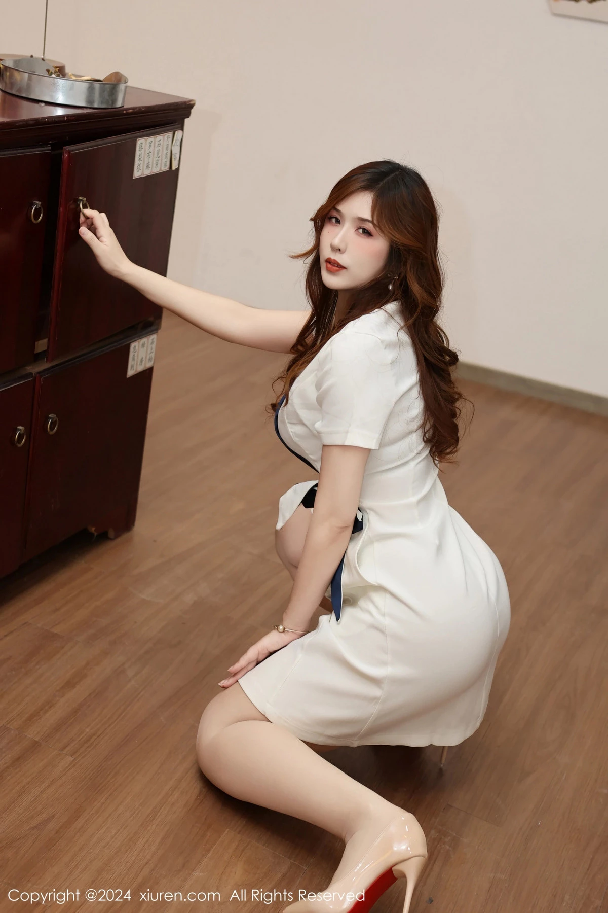 秀人集.com_[XiuRen秀人网]No.8101_模特月野兔美妞白色连衣短裙露黑色蕾丝内衣秀曼妙身姿诱惑写真75P