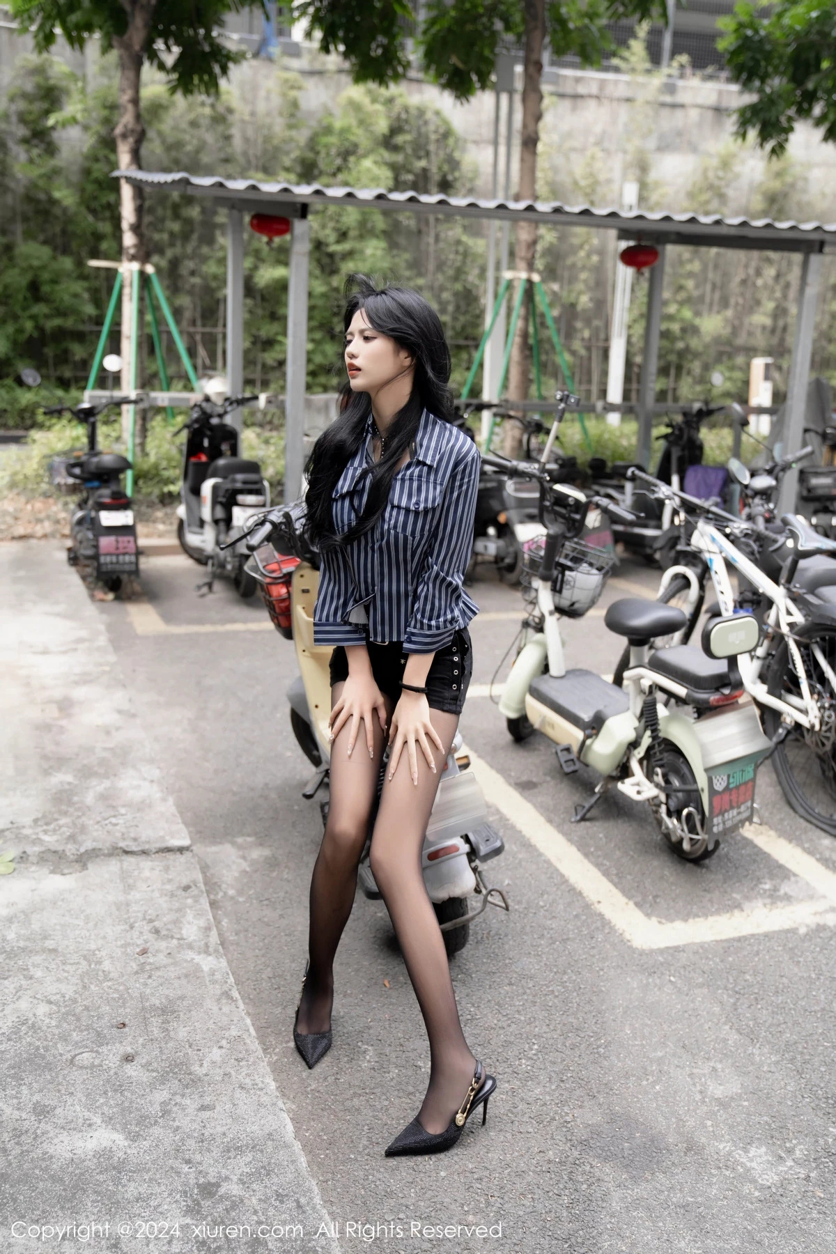 秀人集.com_[XiuRen秀人网]No.8011_模特浅浅Danny黑色条纹衬衫配短裙露性感黑色情趣内衣诱惑写真70P