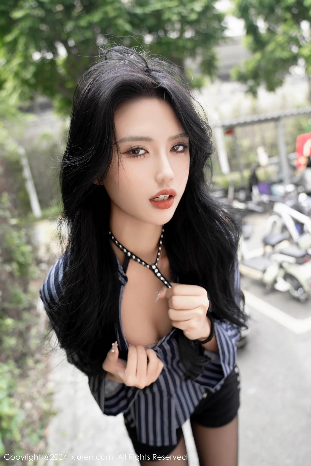 秀人集.com_[XiuRen秀人网]No.8011_模特浅浅Danny黑色条纹衬衫配短裙露性感黑色情趣内衣诱惑写真70P