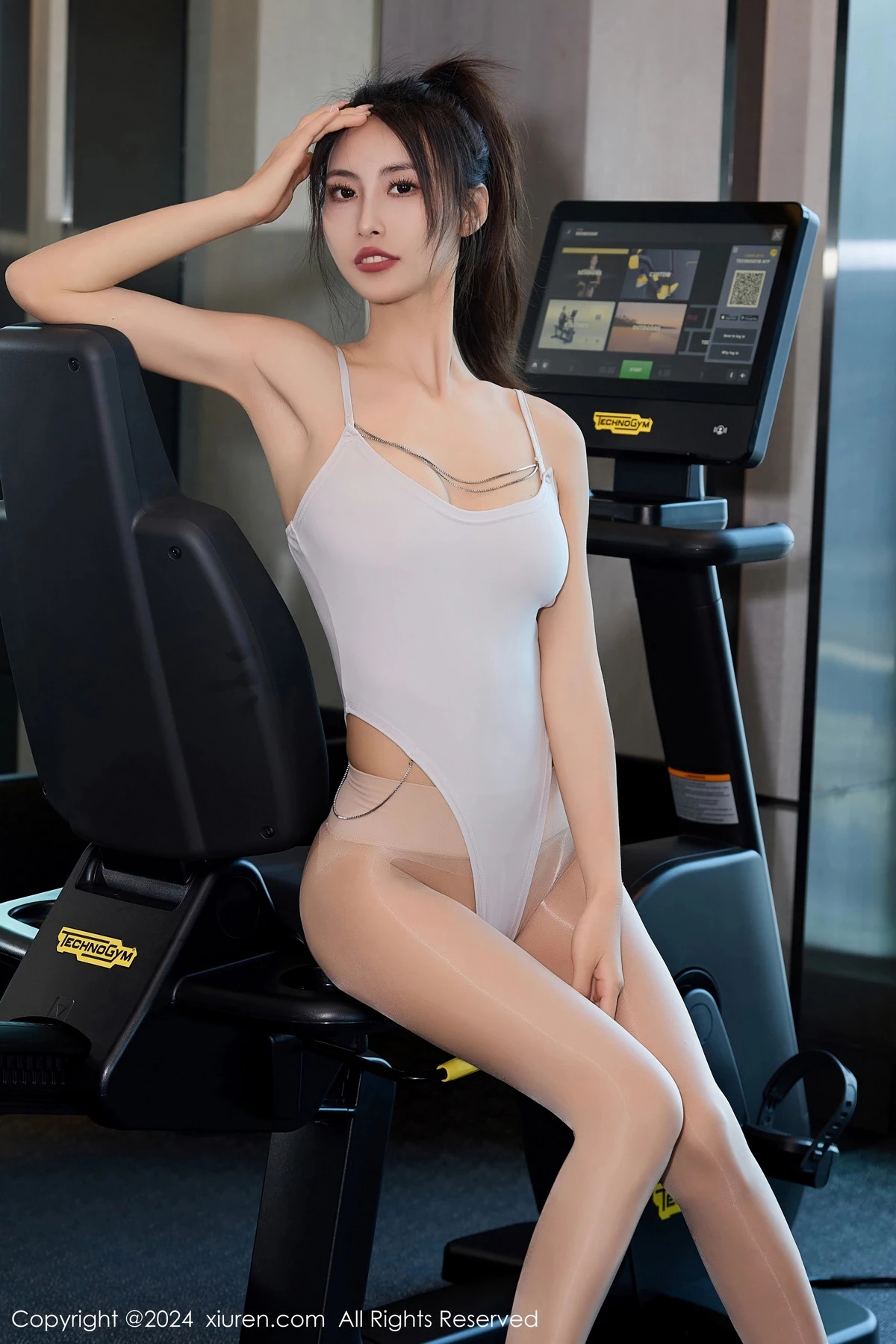 秀人集.com_[XiuRen秀人网]No.8018_模特Lingyu69健身房性感白色高叉连体衣配闪亮肉丝撩人诱惑写真70P