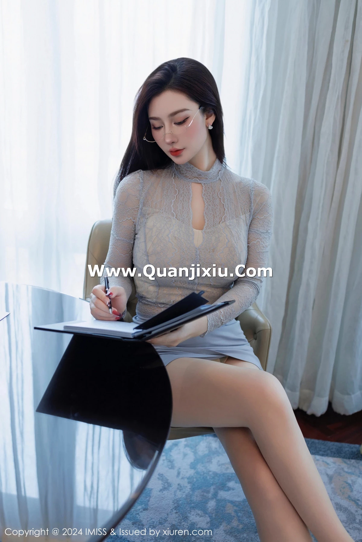 秀人集.com_[IMISS爱蜜社]Vol.765_模特蕾蕾醒了没性感灰色蕾丝上衣露蓝色内衣秀丰满身材诱惑写真45P