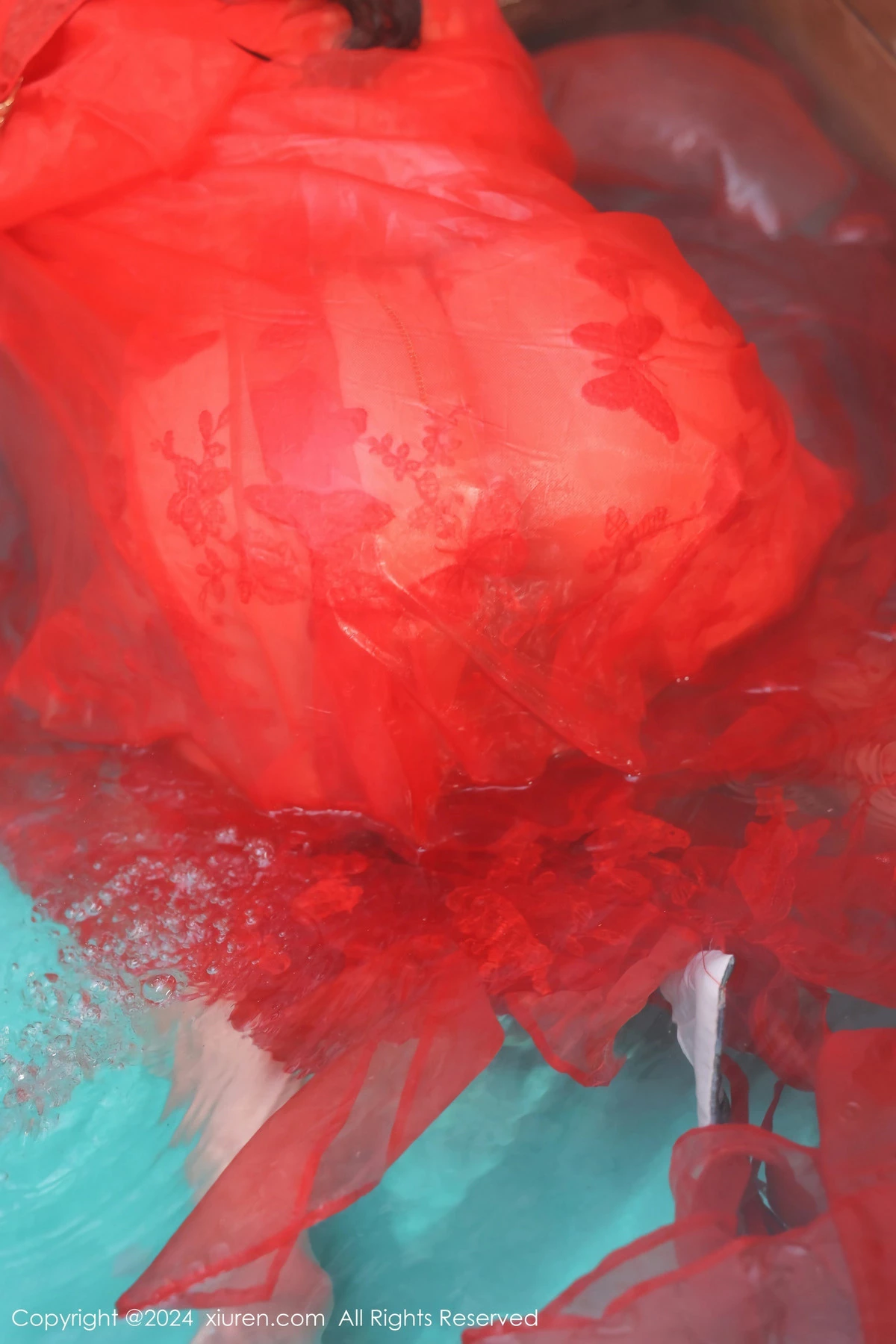 秀人集.com_[XiuRen秀人网]No.8146_模特小薯条nienie性感红色古装服饰配白丝袜秀完美身材诱惑写真82P