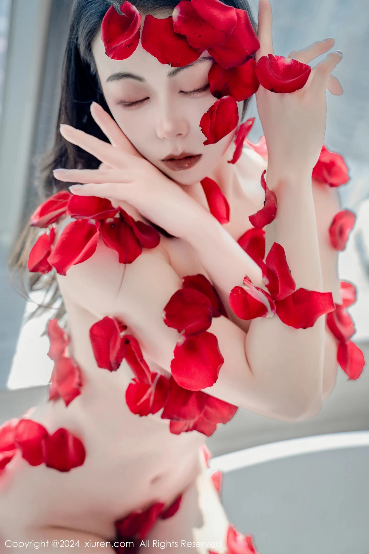 秀人集.com_[XiuRen秀人网]No.8175_新人模特瑜伽喵私房浴室玫瑰花瓣浴秀魔鬼曲线撩人诱惑写真63P