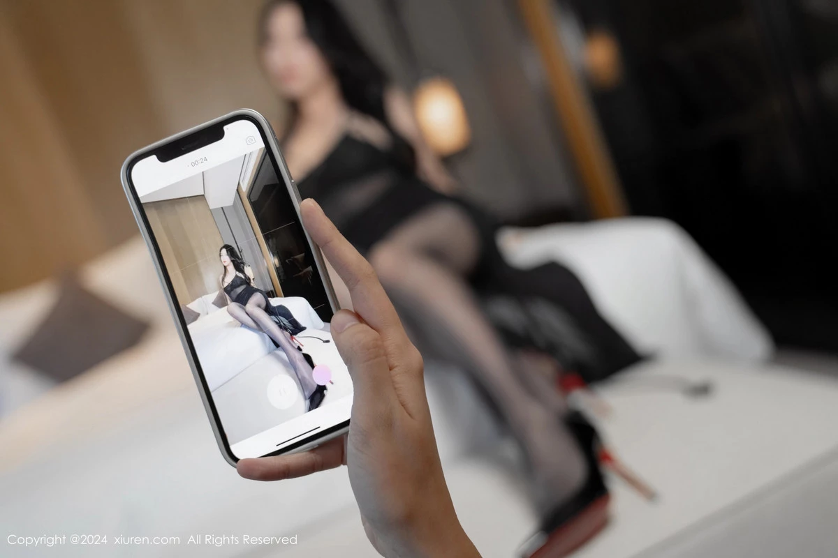 秀人集.com_[XiuRen秀人网]No.8193_模特利世性感黑色蕾丝内衣配闪亮无内黑丝秀曼妙身姿诱惑写真81P