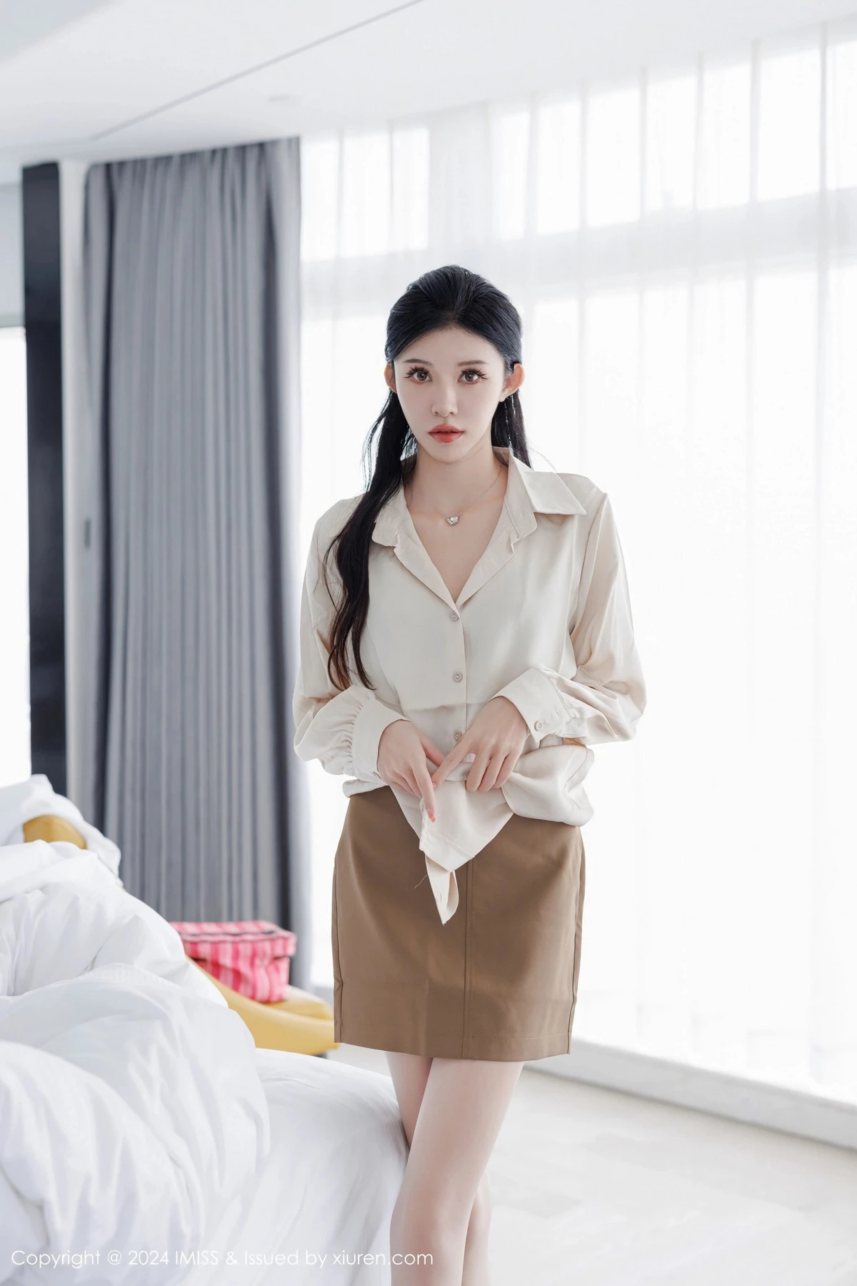 秀人集.com_[IMISS爱蜜社]Vol.767_模特泥鳅鳅性感时尚装扮米色上衣配短裙露超薄肉丝完美诱惑写真44P