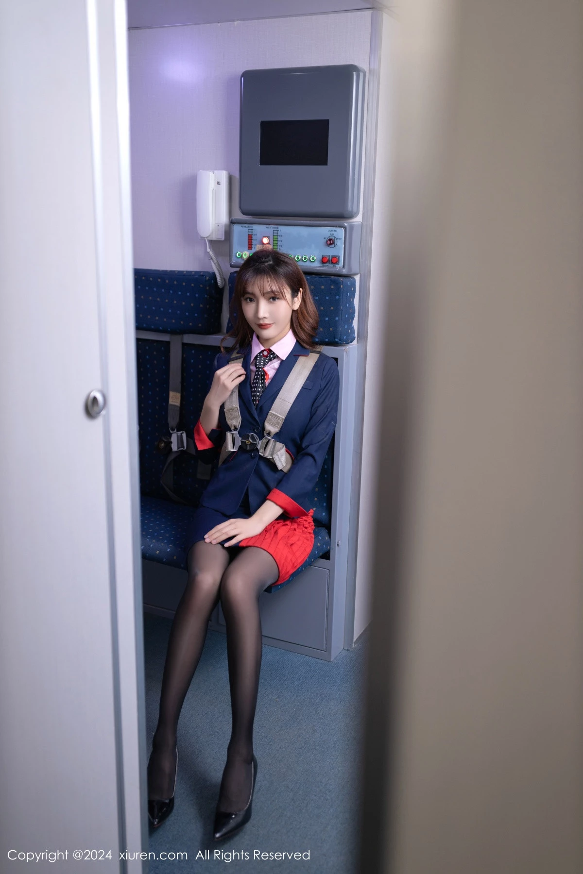 秀人集.com_[XiuRen秀人网]No.8196_模特陆萱萱性感粉色空姐制服露粉色内衣秀柔美身段迷人诱惑写真80P
