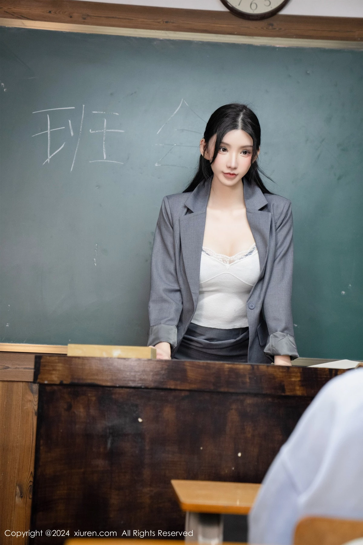 秀人集.com_[XiuRen秀人网]No.8204_女神周于希Sally剧照主题性感灰色制服露超薄黑丝极致魅惑写真93P