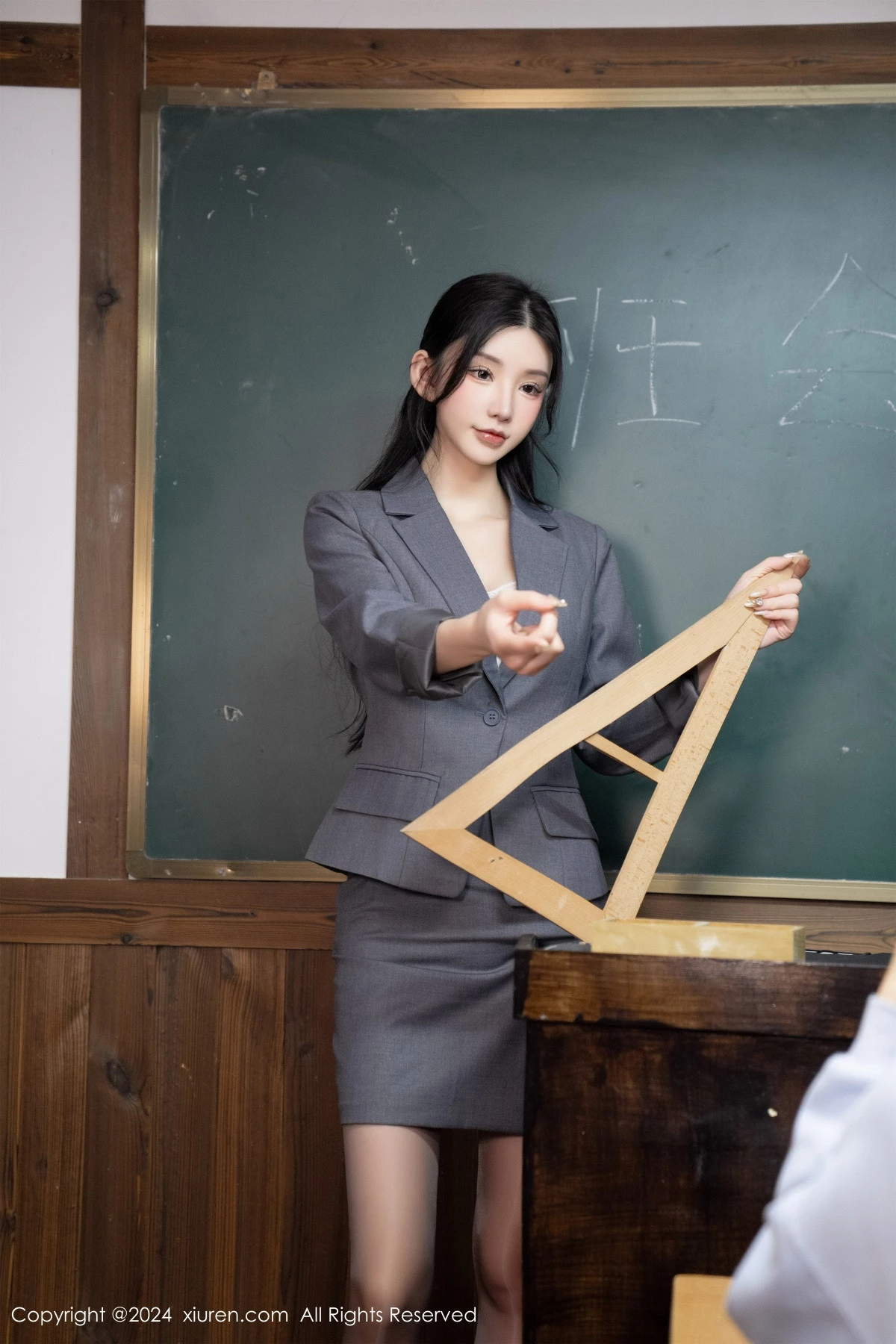 秀人集.com_[XiuRen秀人网]No.8204_女神周于希Sally剧照主题性感灰色制服露超薄黑丝极致魅惑写真93P