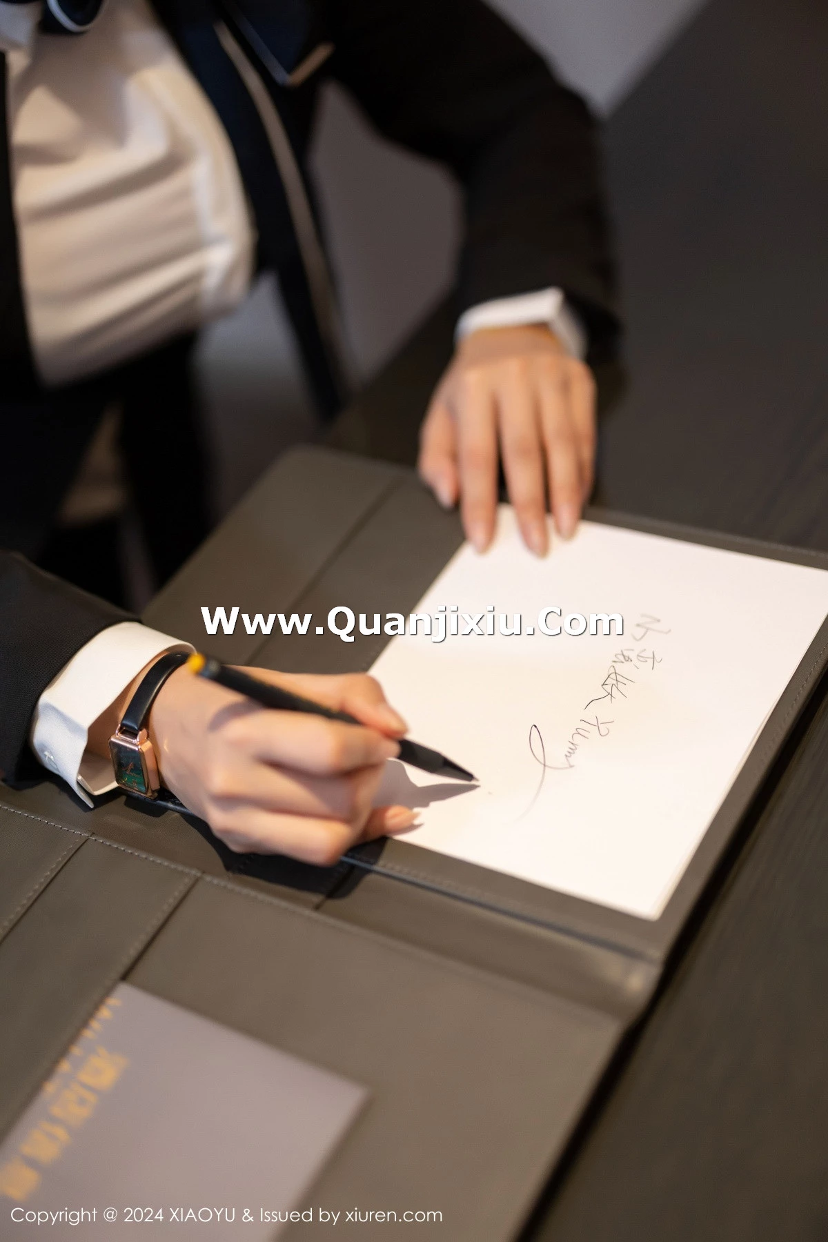 秀人集.com_[XiaoYu画语界]Vol.1217_模特小蛮妖Yummy深色OL服饰露黑色蕾丝内衣配超薄黑丝魅惑写真80P